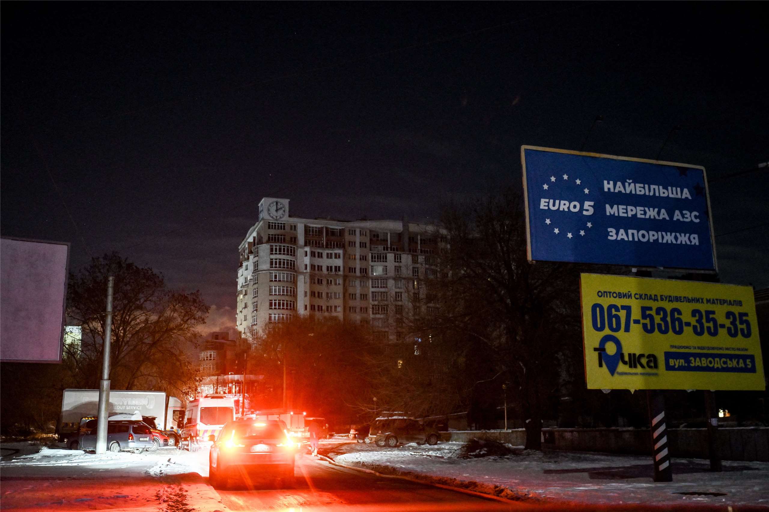 近日俄羅斯開始以無人機頻繁攻擊烏克蘭札波羅熱地區，烏克蘭政府正強制撤離當地兒童與父母。圖為2日有無人機襲擊損毀了居民大樓。(AFP)