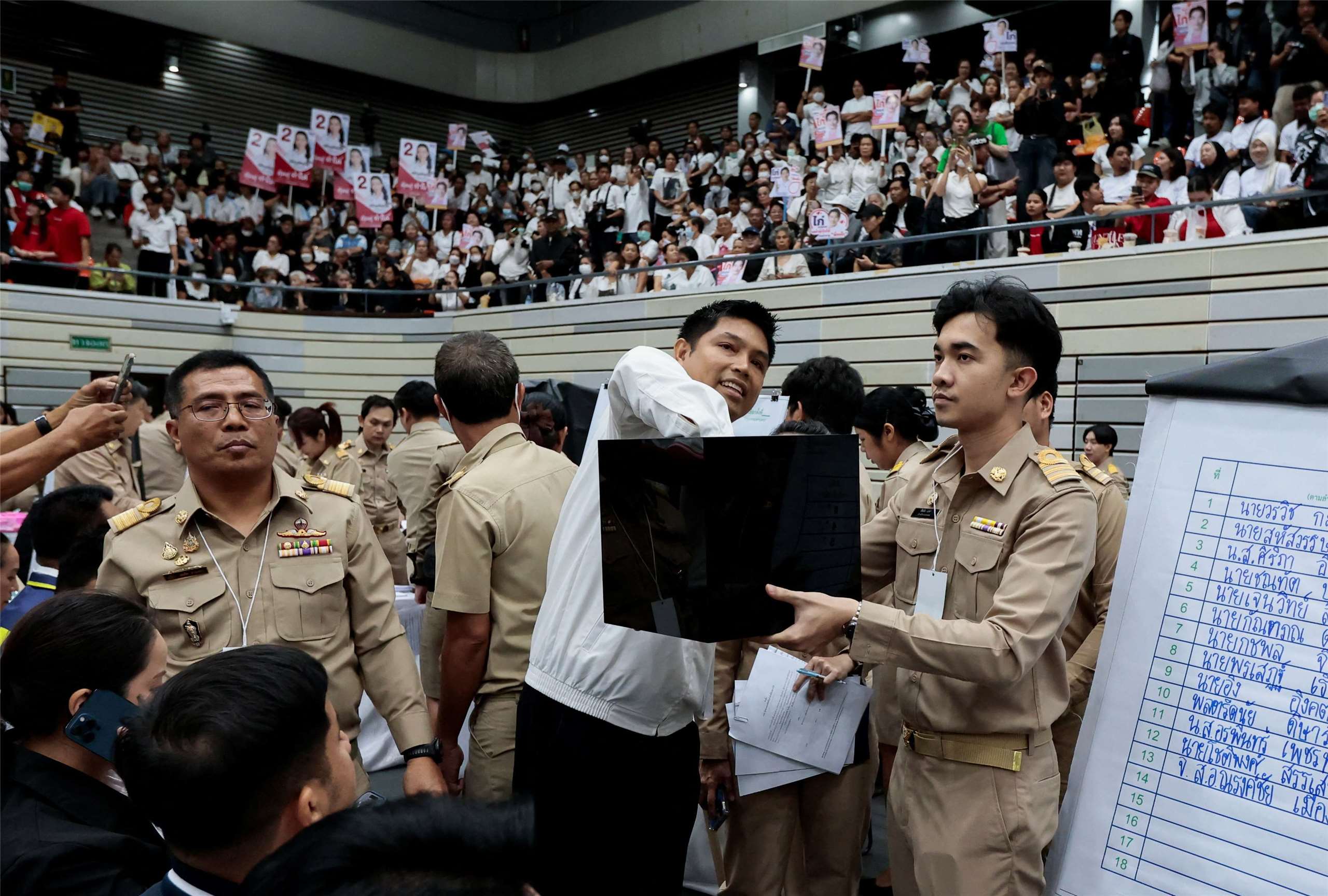 泰國即將在2月舉行大選，圖為候選人日前抽籤，決定號次。資料照片。 