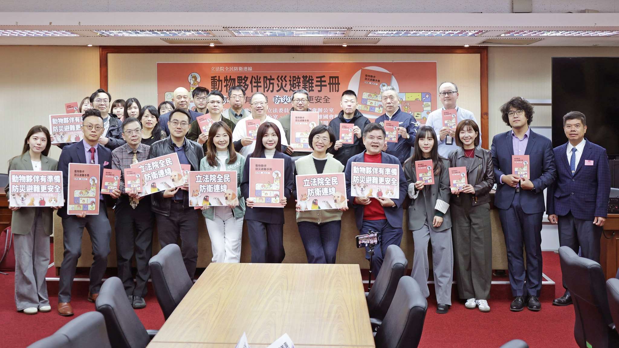 動物版小橘書《動物夥伴防災避災手冊》16日亮相，盼提升民眾在地震、颱風等災害中，與動物共同防災避難的能力，為台灣社會增添整體韌性。(FB@吳沛憶)