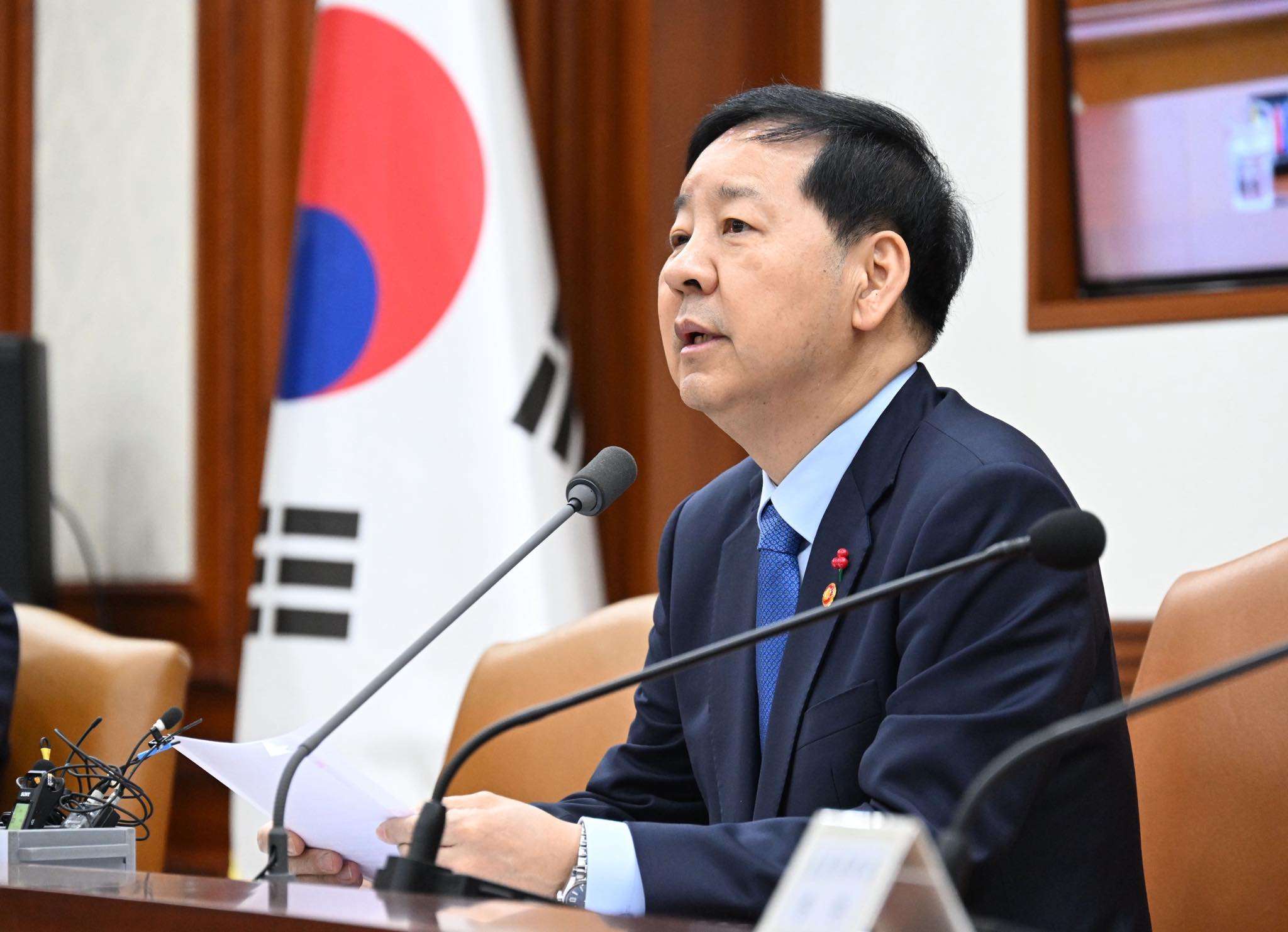 韓國財政部長具潤哲指出，韓國根據貿易協議規劃的3500億美元對美國戰略產業投資不太可能於今年上半年啟動。資料照。(翻攝구윤철臉書)