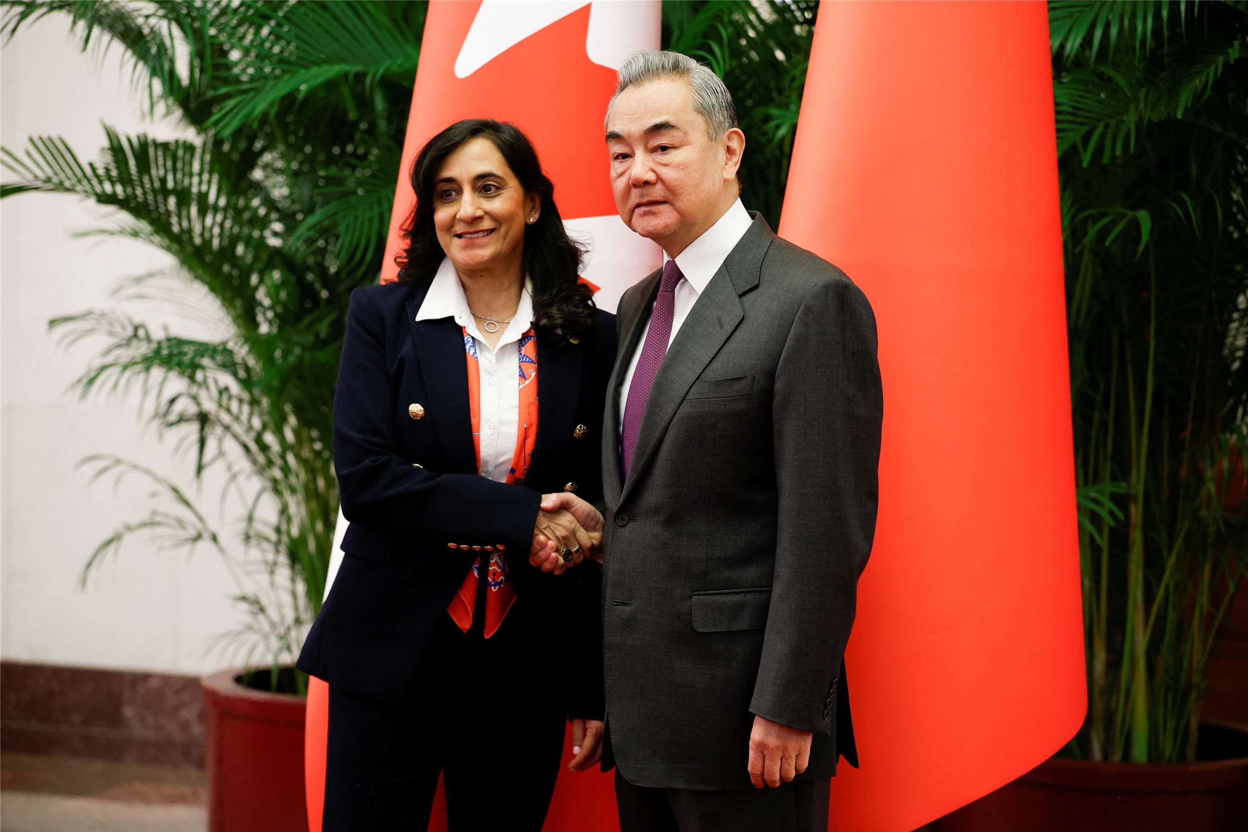 中國外交部長王毅(右)與加拿大外交部長安南德(Anita Anand)(左)在北京會面。
