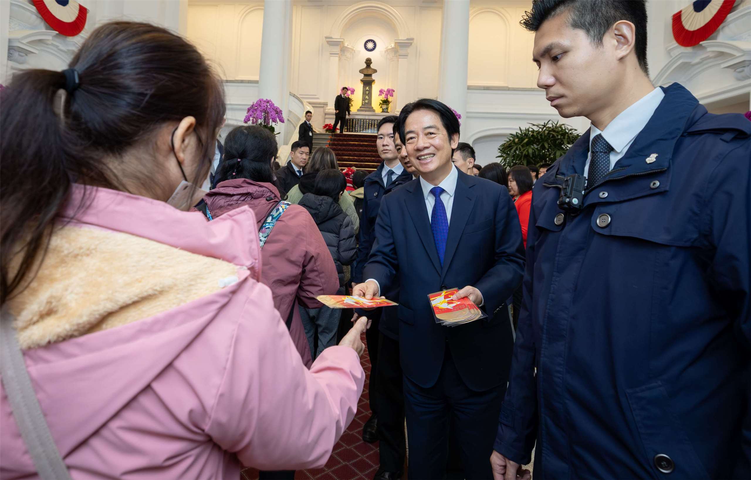 元旦總統府大開放 總統發放限定版乖乖與民眾親切互動-新聞-Rti 中央廣播電臺