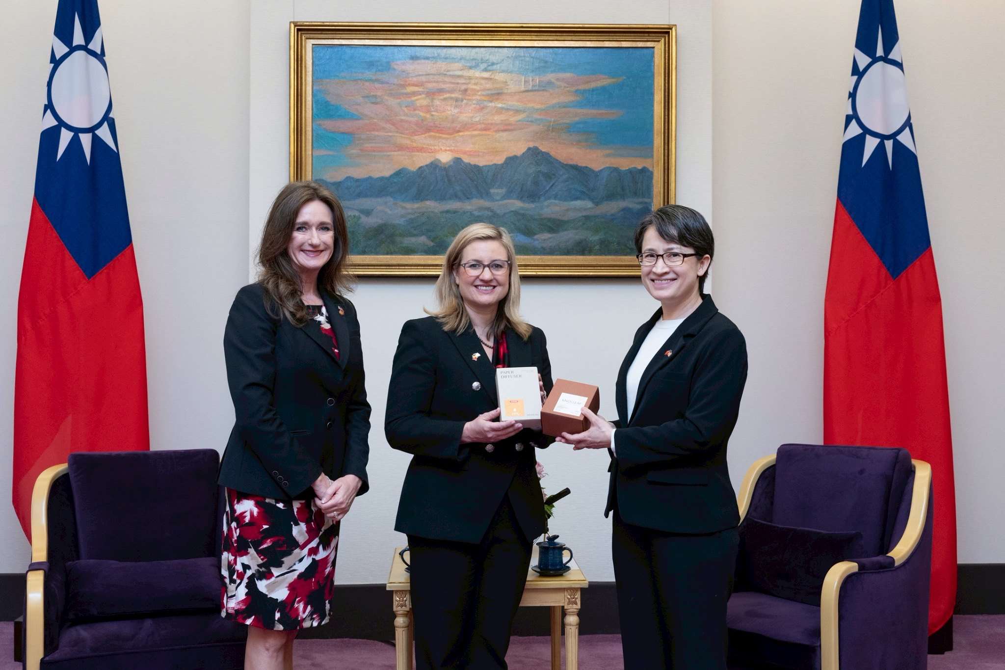 副總統蕭美琴14日上午接見美國亞利桑納州鳳凰城市長蓋蕾歌(Kate Gallego)訪問團。 (總統府提供)