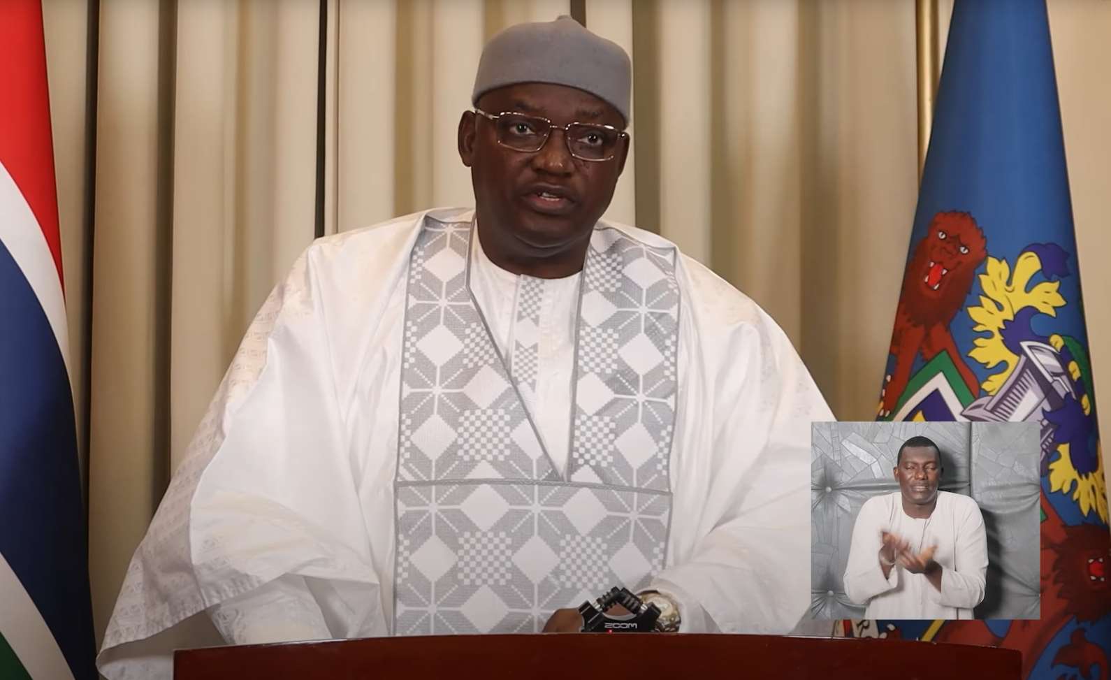 甘比亞總統巴羅(Adama Barrow)2日發表電視演說，為在甘比亞附近翻覆移民船隻表達哀悼。(X平台/@Kerrfatou)