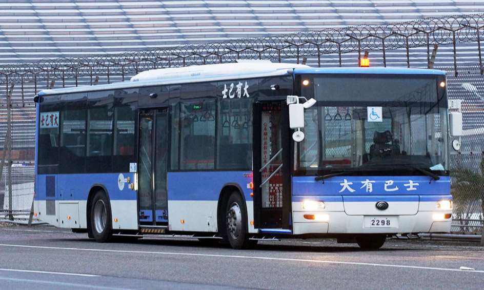 日前大有巴士「1968新店-中和-三峽-桃園國際機場」國道客運，車內看板顯示政治及疑似統戰等不當內容。示意圖，非當事車輛。(翻攝大有巴士官網)