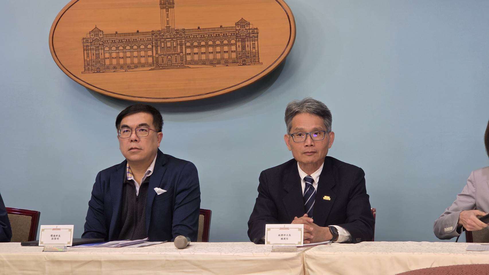 總統府晚間舉行「國家氣候變遷對策委員會第六次會議」會後記者會，發言人郭雅慧、環境部長彭啓明等人轉述會議結論 。（劉玉秋攝）