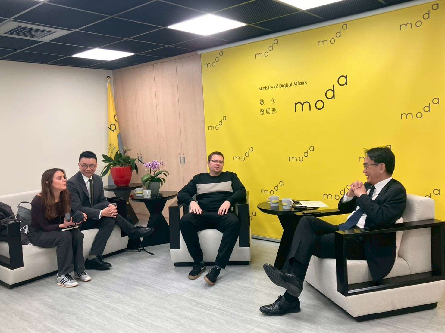 烏克蘭籍記者Taras Andrukhovych(左一)、Anna Lvova(右二)在央廣副總臺長劉嘉偉(左二)陪同下訪問數發部長林宜敬(右一)。