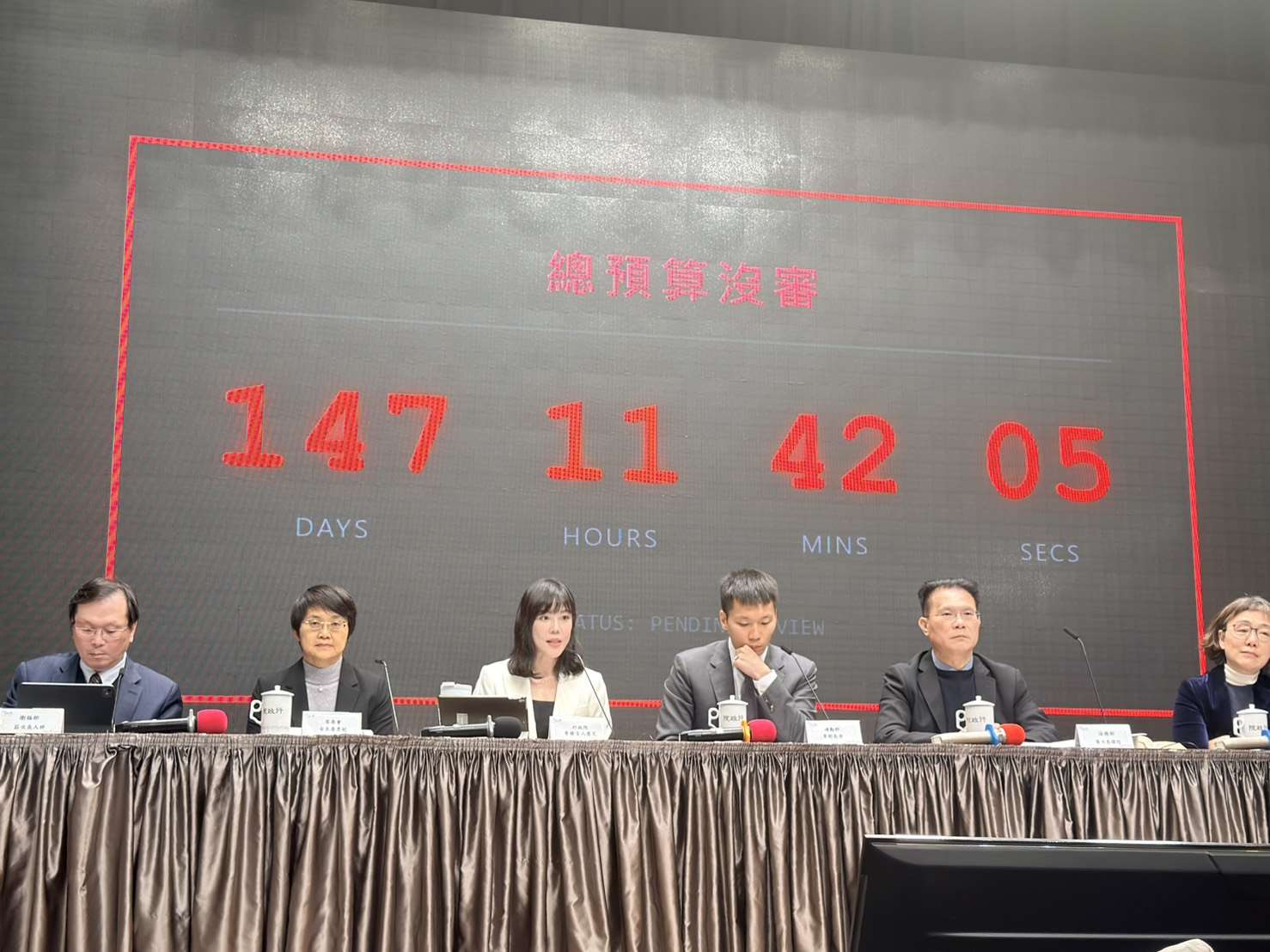 行政院22日院會會後記者會上秀出「總預算沒審」計時器。(鄭佑漢 攝)