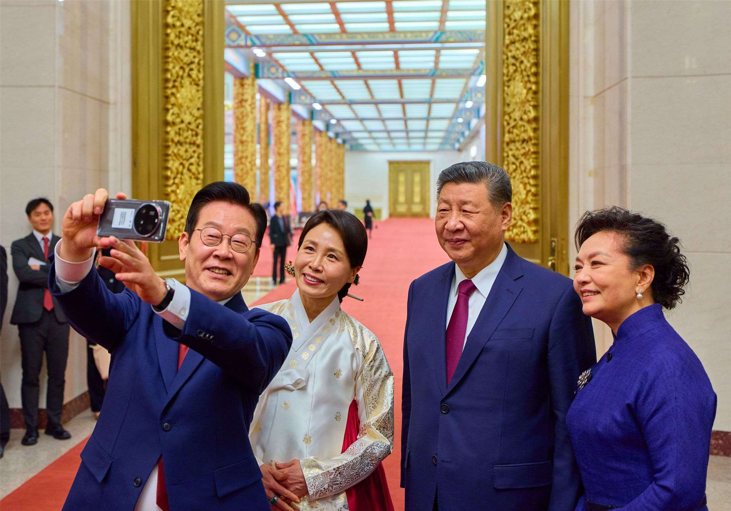 南韓總統李在明5日在北京會見中國國家主席習近平時，以習近平贈送的小米手機自拍。 (圖:X@Jaemyung_Lee)