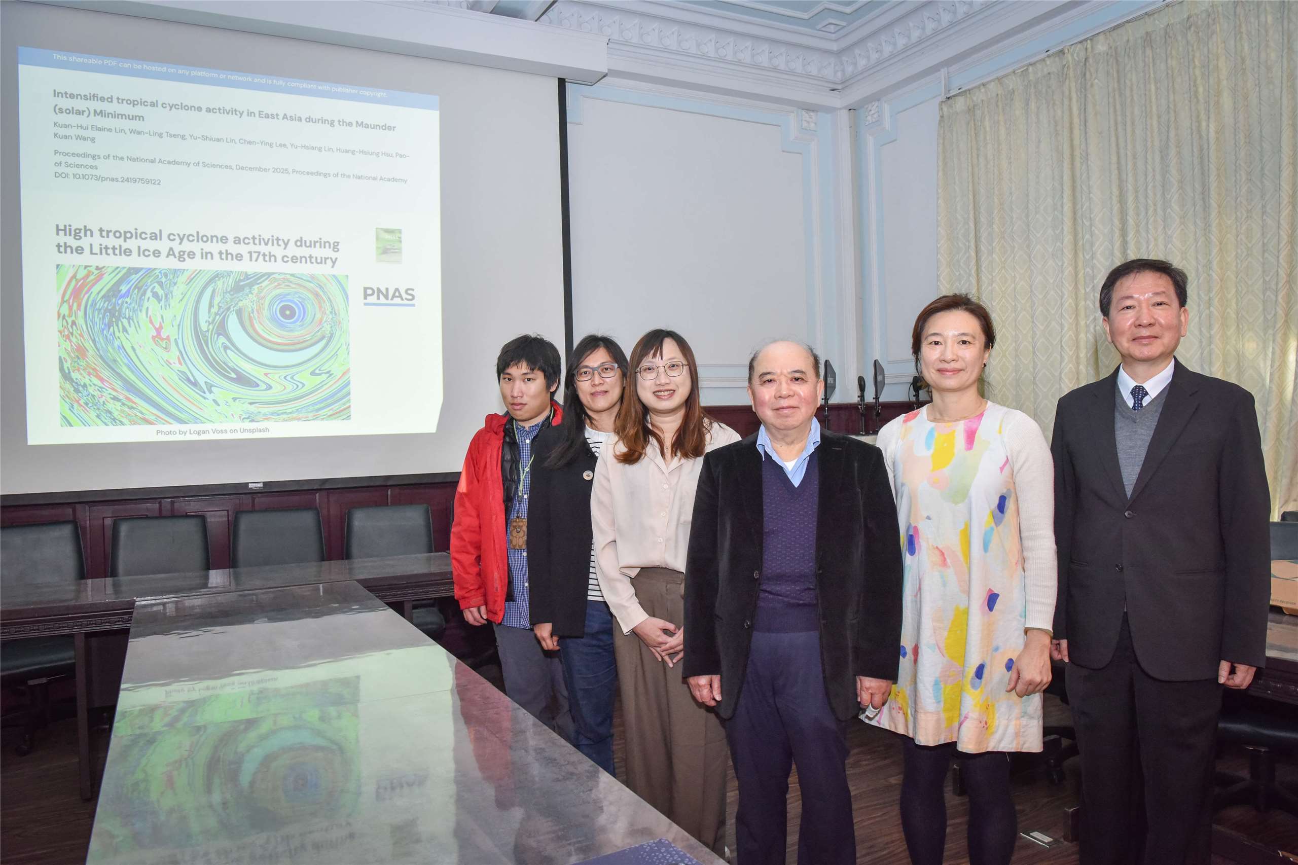 台師大理學院院長陳界山(右1)出席研究成果發布會。右2依序為台師大永續管理與環境教育研究所副教授林冠慧、中研院院士王寳貫、台大海洋中心助理研究員曾琬鈴。(照片由台師大提供)