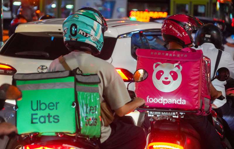 圖為Uber Eats、foodpanda 2大外送平台外送員。(圖：中央社)