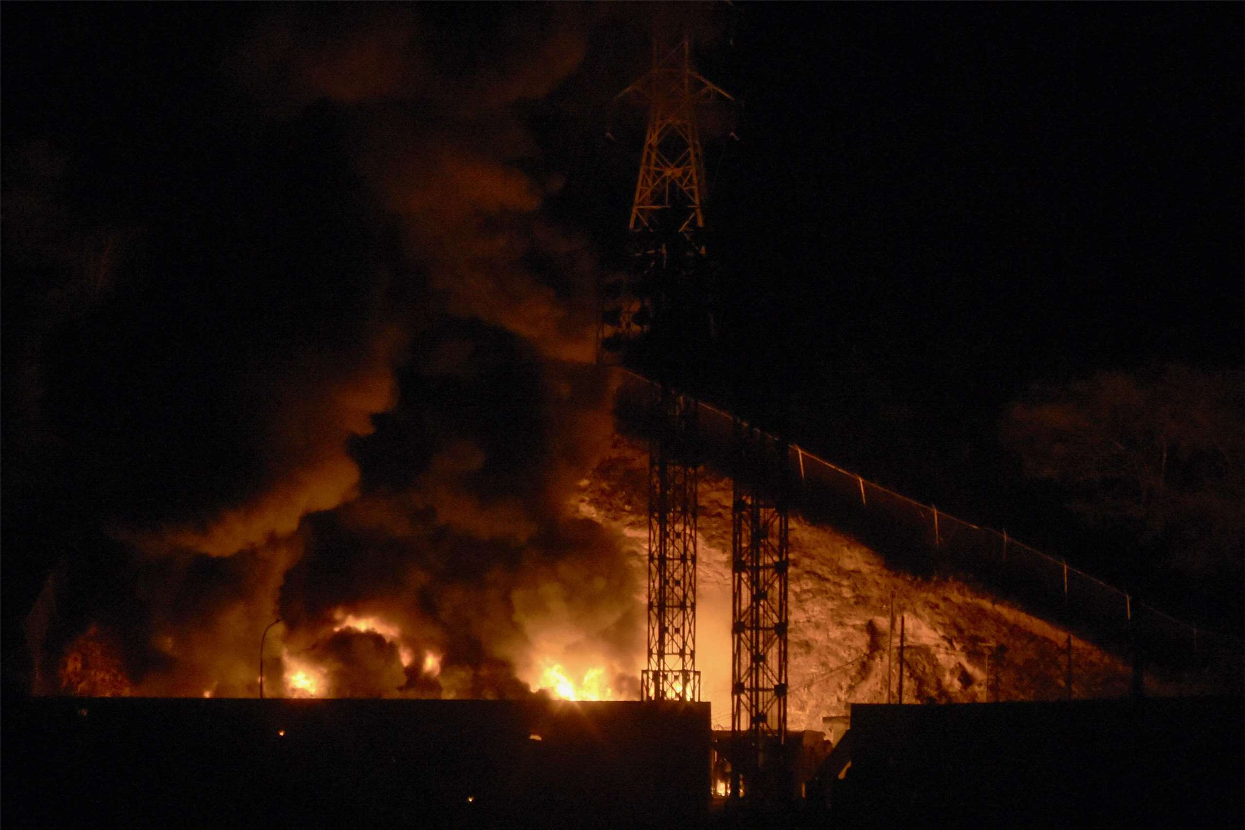 委內瑞拉首都卡拉卡斯中心的蒂烏納堡（Fort Tiuna）軍事基地3日夜裡爆炸起火。