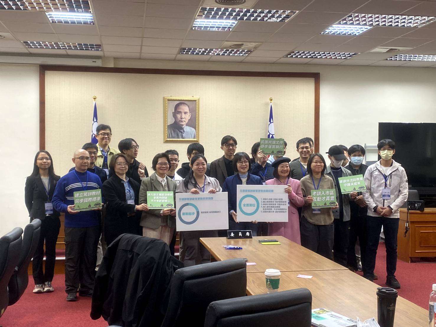 桃園市人本交通推動協會今天(9日)偕同超過10個民間團體及跨黨派立委在立法院召開記者會，肯定交通部調整考照制度等交通改革，並提出5大交通改革關鍵訴求。(圖：桃園市人本交通推動協會)
