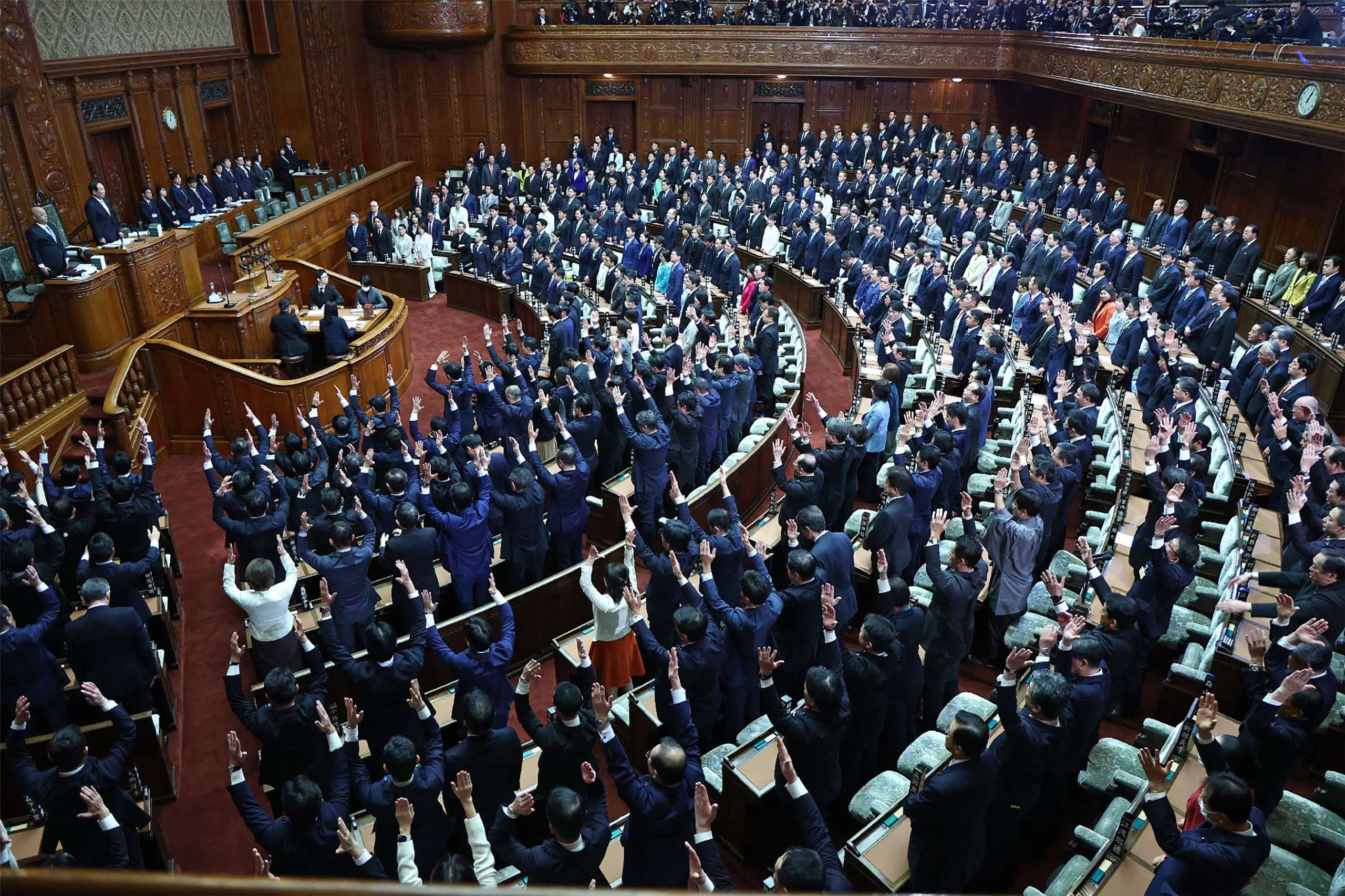日本首相高市早苗宣布解散眾議院後，日本眾議院23日下午在議員高喊萬歲後解散。(AFP)