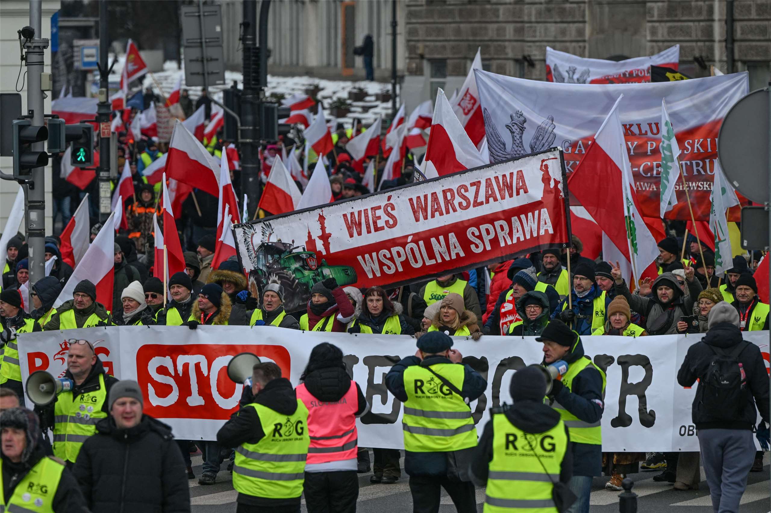 來自波蘭各地的農民及其支持者在華沙舉行全國性抗議活動，反對歐盟與南方共同市場(Mercosur)擬達成的貿易協定。(AFP)