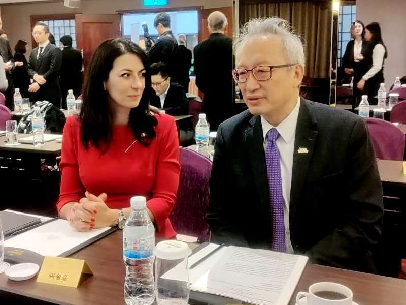 捷克眾議院前議長艾達莫娃(圖左)今天(20日)在台北出席座談會。圖右為外交部次長吳志中。(Rti)