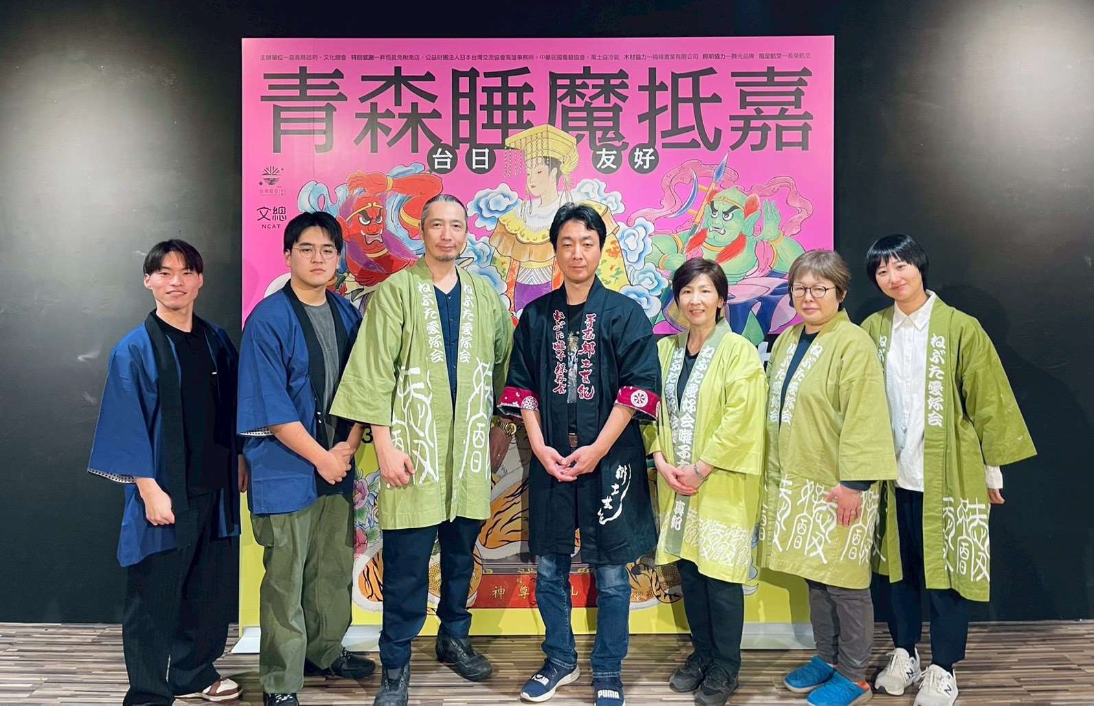 文總邀日本青森魔師諏訪慎(左四)、睡魔師林廣海(左四)與製作團隊，跨海赴嘉義縣為台灣現地量身打造媽祖、虎爺巨型花燈。(文總提供)