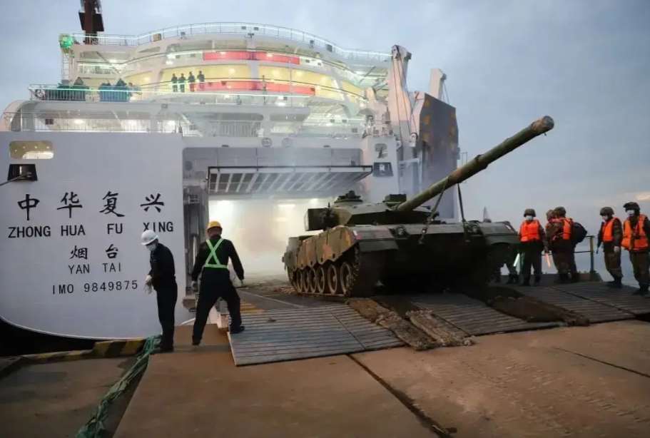 日媒：滾裝船納入共軍登陸演習，提升對台侵略力。(圖：微博)