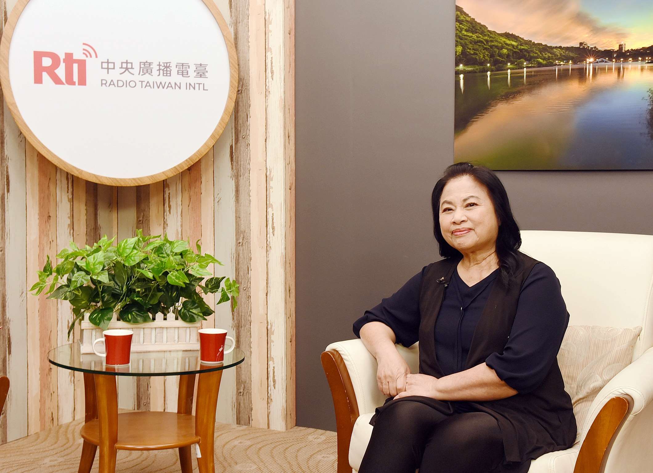 台灣關愛基金會創辦人楊婕妤女士接受央廣專訪。(江麗華攝)