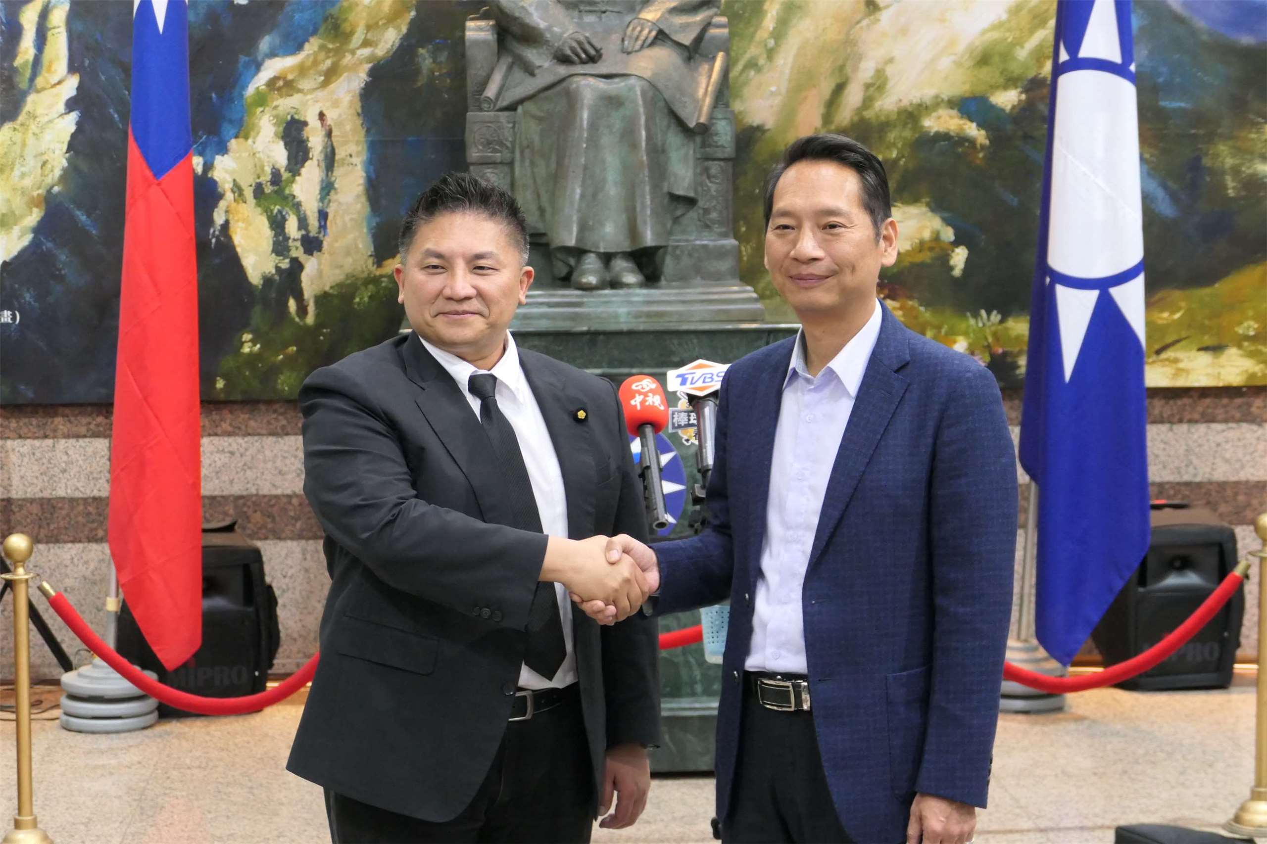 國民黨中央16日陸續協調台中市長、宜蘭縣長選舉提名。歷經1個小時討論，有意參選宜蘭縣長的立委吳宗憲、宜蘭縣議長張勝德在宜蘭縣黨部主委林明昌陪同下，在媒體鏡頭前牽手高喊「國民黨勝利」。(趙婉淳 攝)