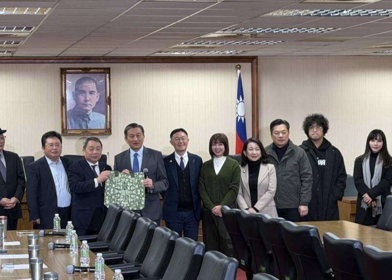 日本參議員石平(左二)拜會立法院外交及國防委員會，由召委、民進黨立委王定宇(左3)出面接 待，民進黨立委黃捷(右起)、沈伯洋、陳俊宇、羅美玲、 張雅琳、李坤城等人與會交流。 (圖:王定宇臉書)