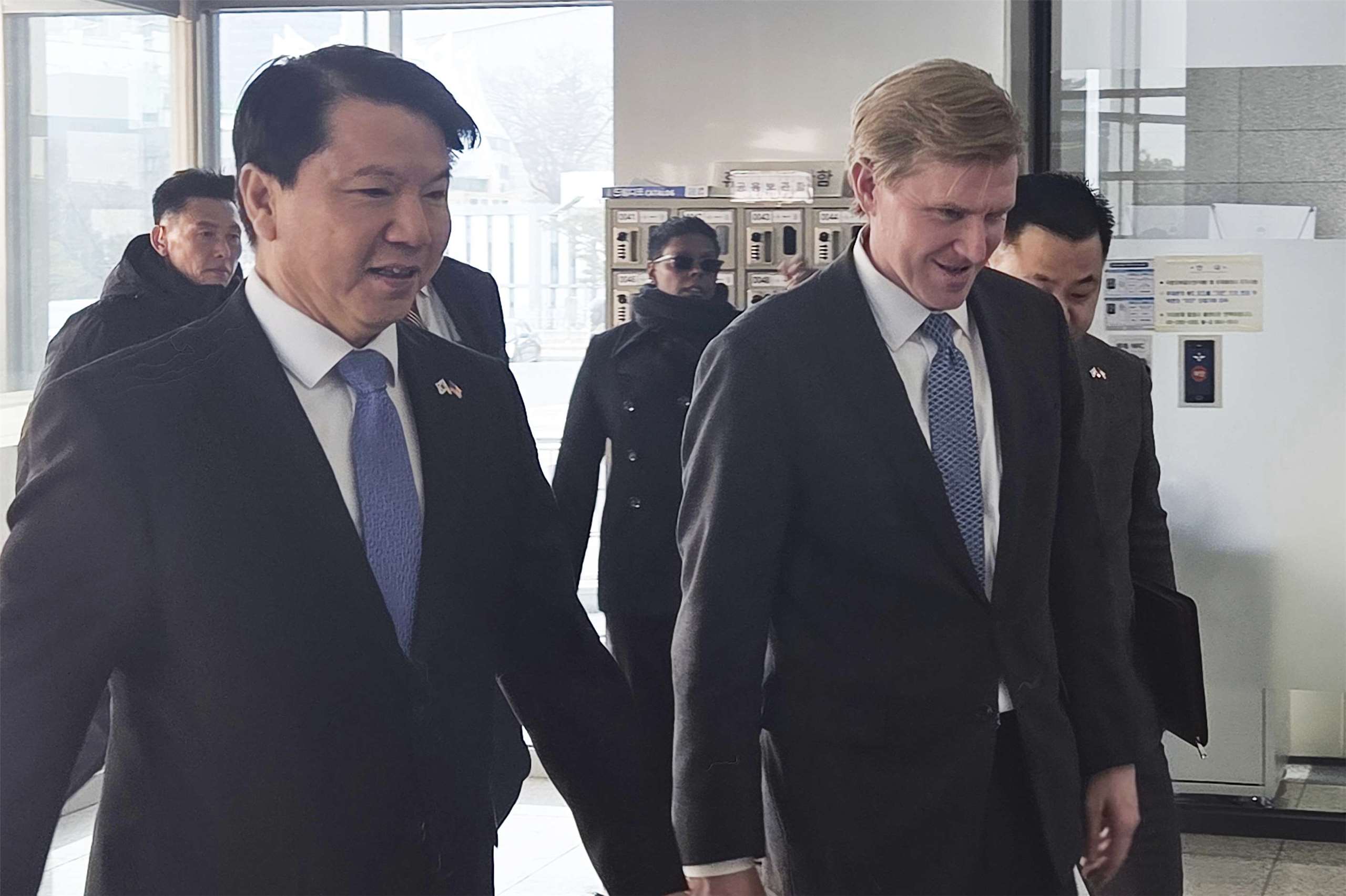 美國戰爭部政策事務次長柯伯吉(Elbridge Colby，右)26日拜會南韓國防部，雙方同意將深化發展核動力潛艦合作。(美聯社/達志影像)