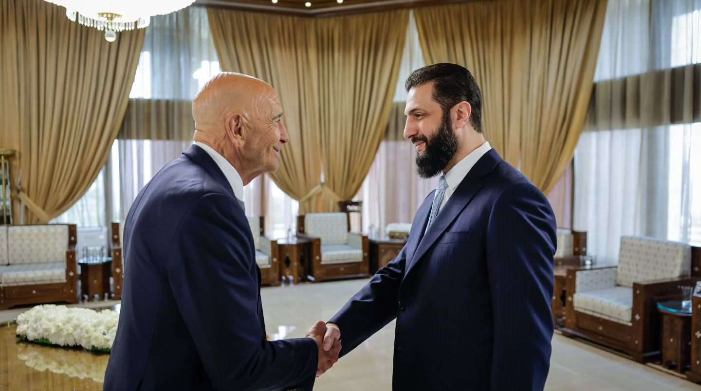 敘利亞總統夏拉(Ahmed al-Sharaa,右)18日在大馬士革會見美國特使巴瑞克(Tom Barrack,左)。 (圖:敘利亞總統府IG)