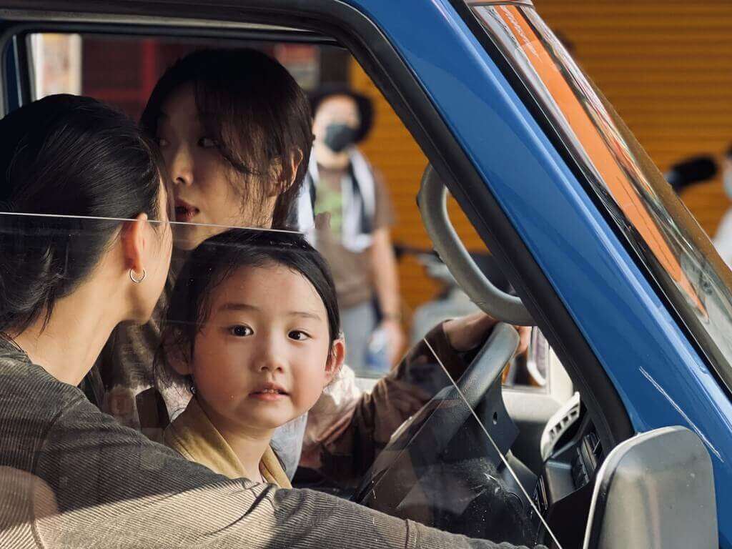 第98屆奧斯卡金像獎入圍名單今天（22日）揭曉，代表台灣角逐本屆奧斯卡最佳國際影片的「左撇子女孩」（Left-Handed Girl）無緣入圍5強。圖為「左撇子女孩」劇照。（光年映畫提供）