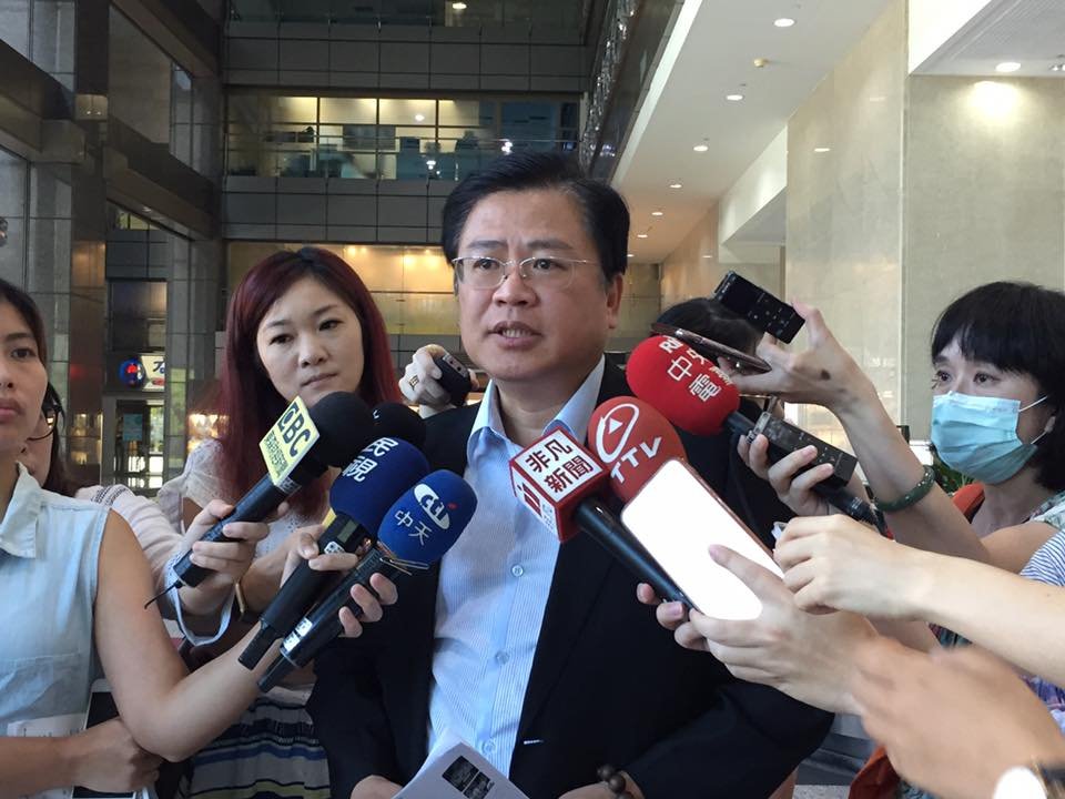 全國商業總會理事長許舒博(圖中)。(央廣檔案照/楊文君攝)