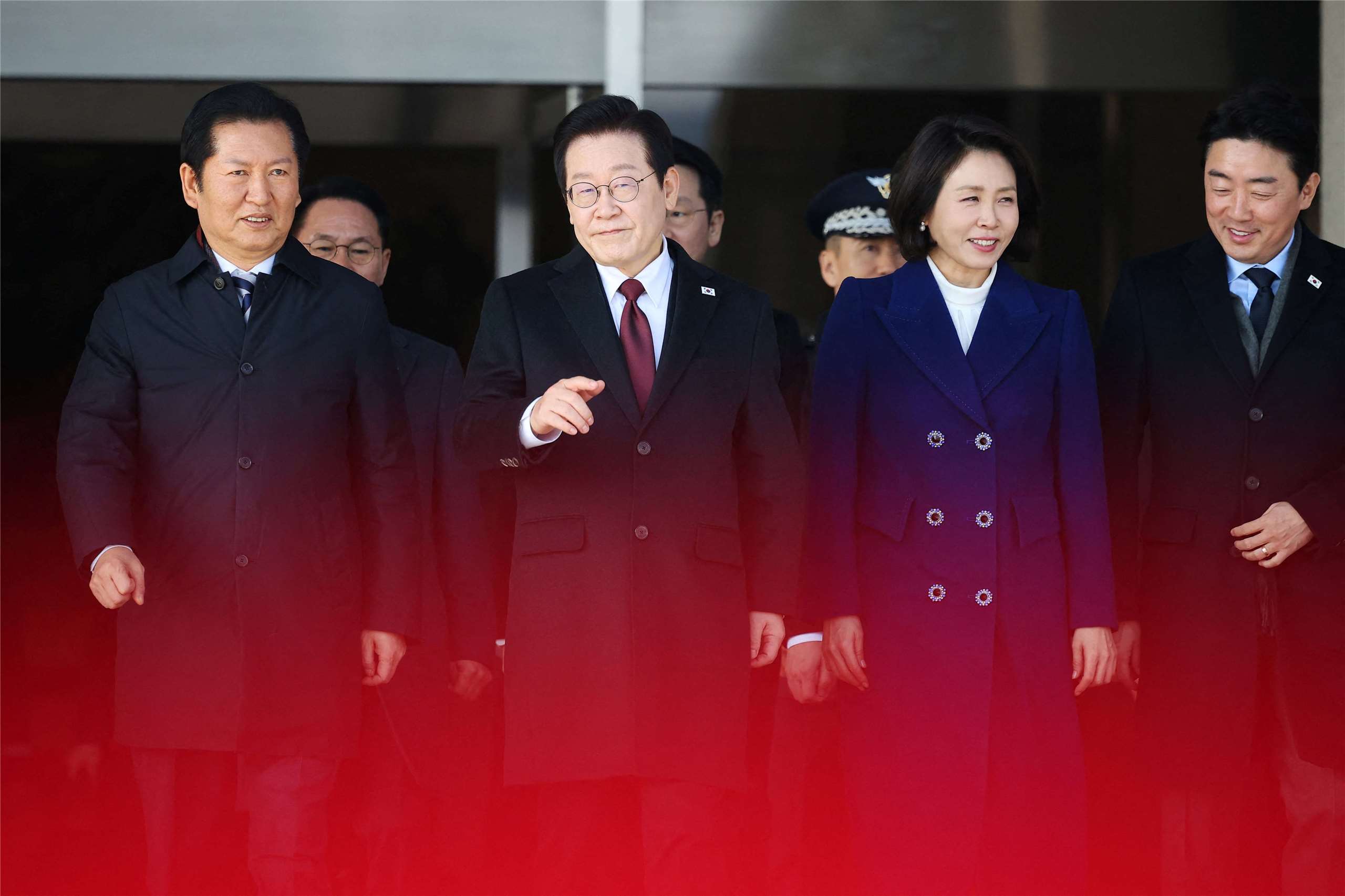 韓國總統李在明與其夫人金惠景啟程訪問中國。