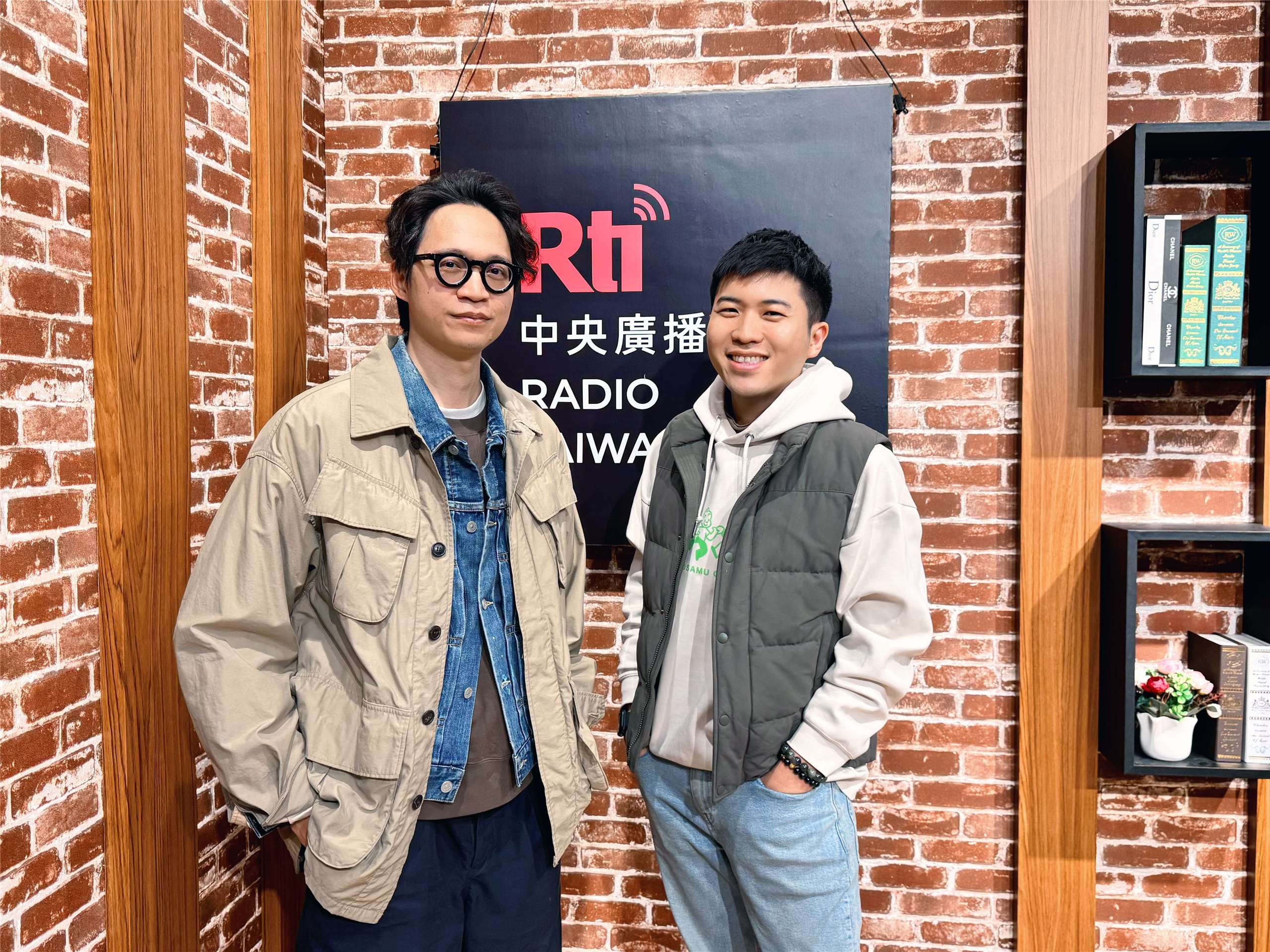 Giyu張淦勛（左）與內克（右）合照。