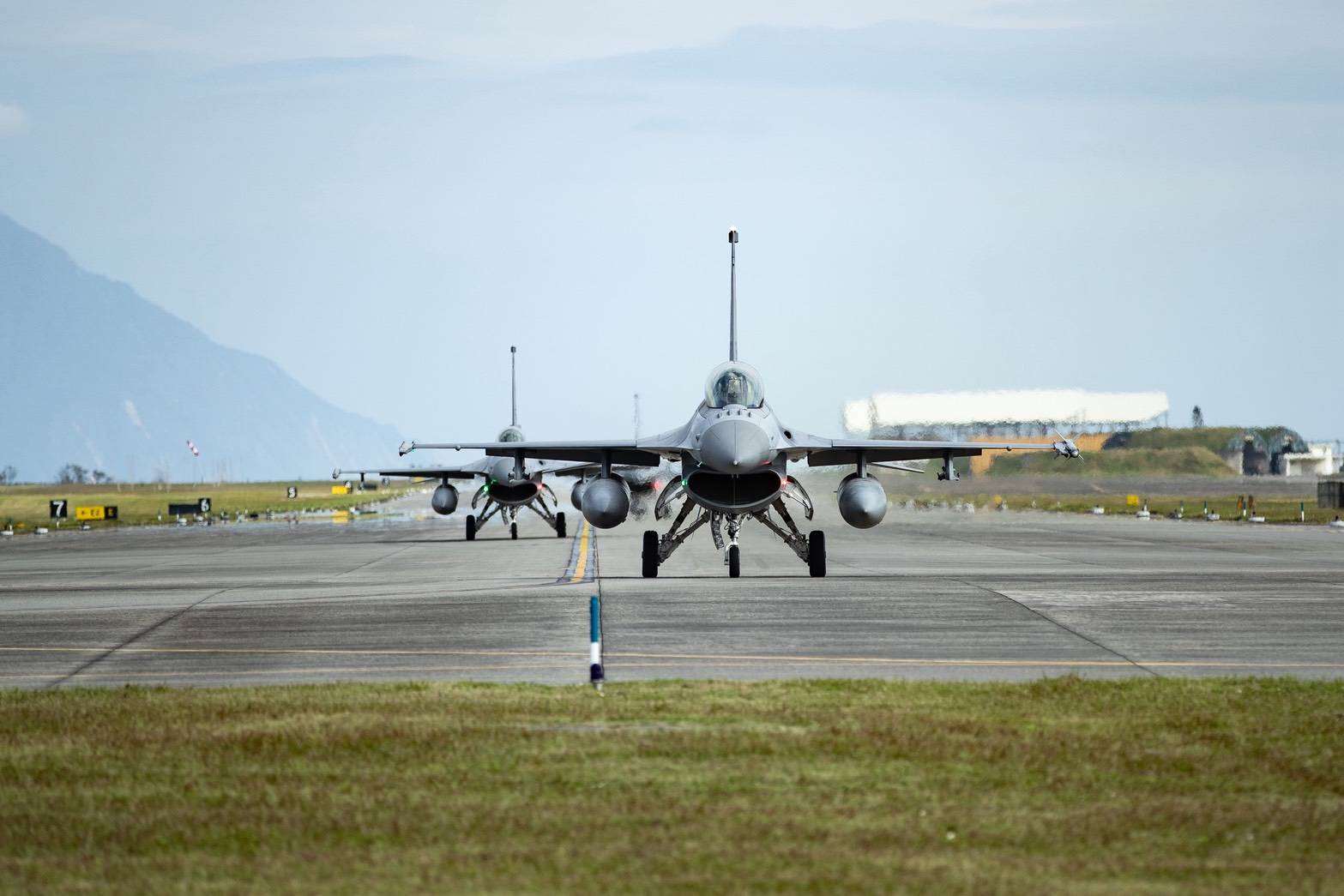 空軍12日表示，已完成「天安2號特檢」，F-16機隊全面恢復戰備及訓練。圖為空軍五聯隊F-16戰機12日於跑道滑行起飛。(國防部提供)