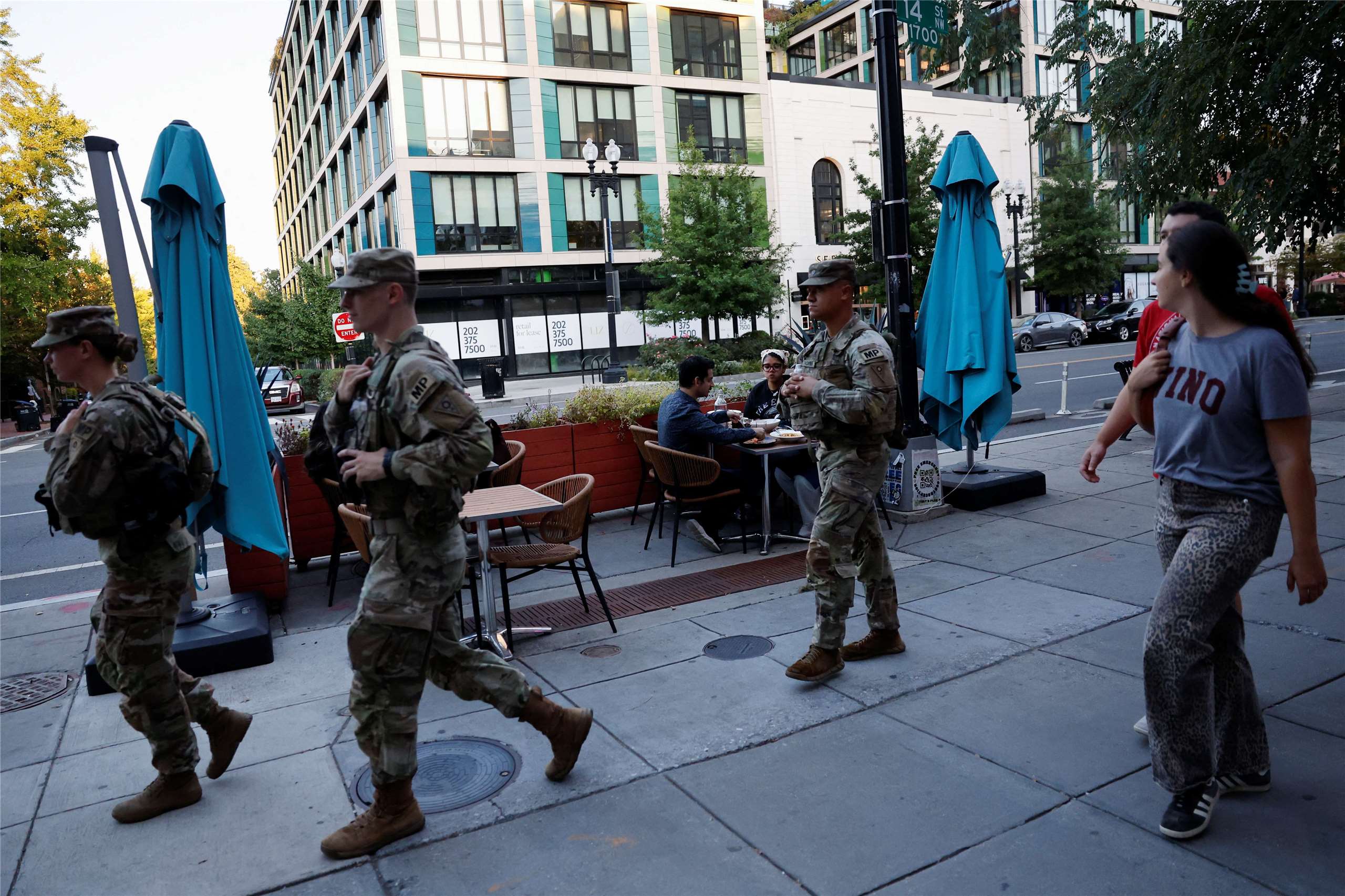 國民兵在華盛頓特區街頭巡邏。資料照片。