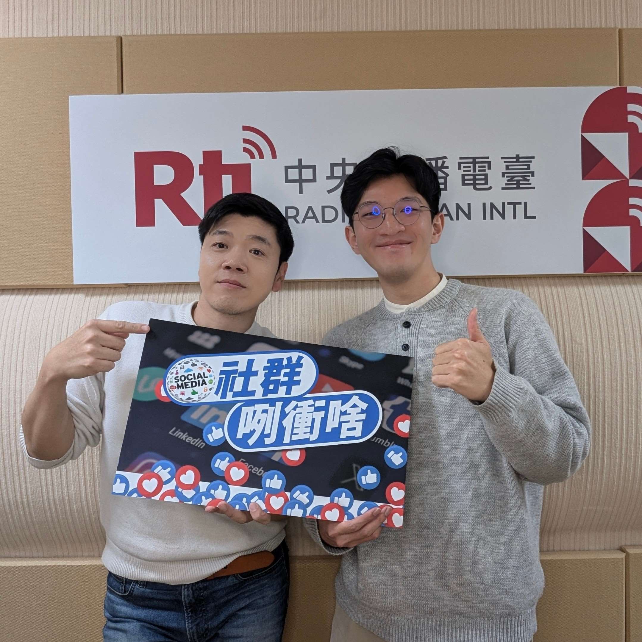 主持人亞特(左)與來賓阿銘(右)