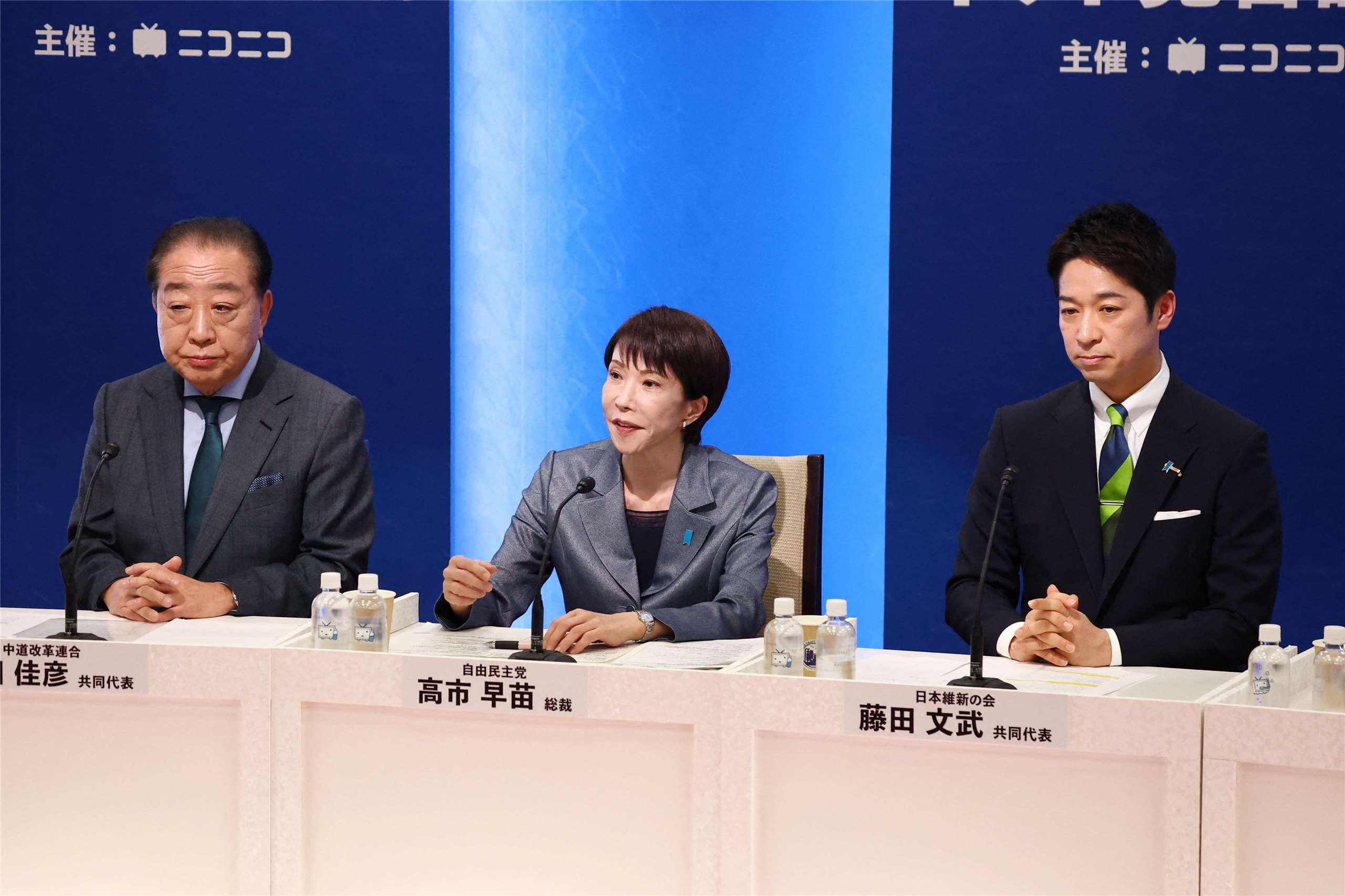 日本眾院解散後首場論戰，首相、自民黨總裁高市早苗(中)強調「自我防衛決心」。