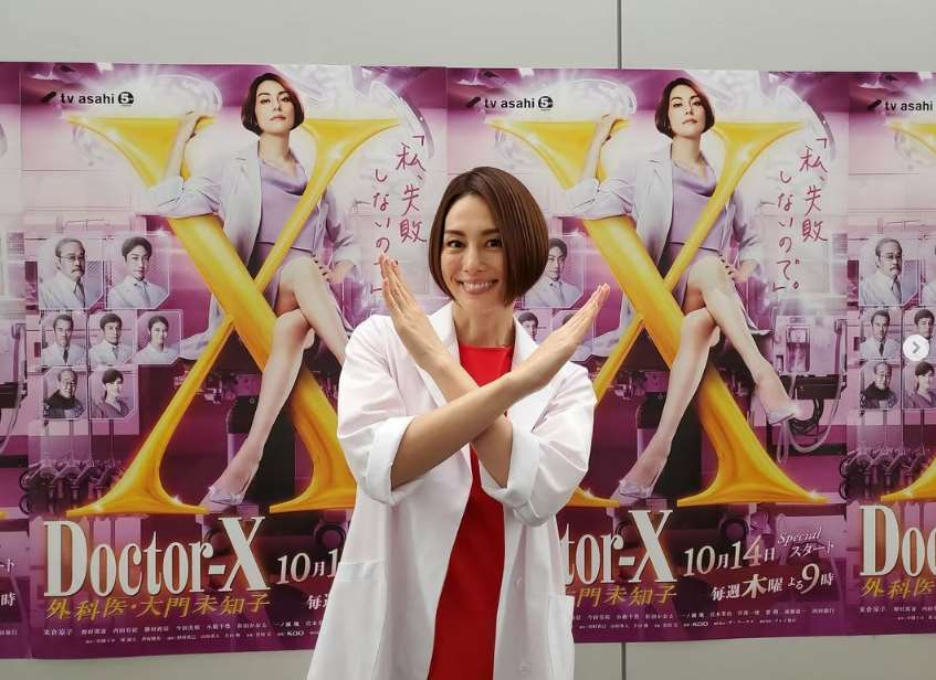 主演日劇「派遣女醫X」的日本女星米倉涼子。(IG/@ryoko_yonekura_0801)