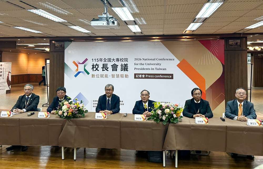 教育部長鄭英耀(左三)出席2026全國大專校院校長會議記者會。(楊雨青 攝)