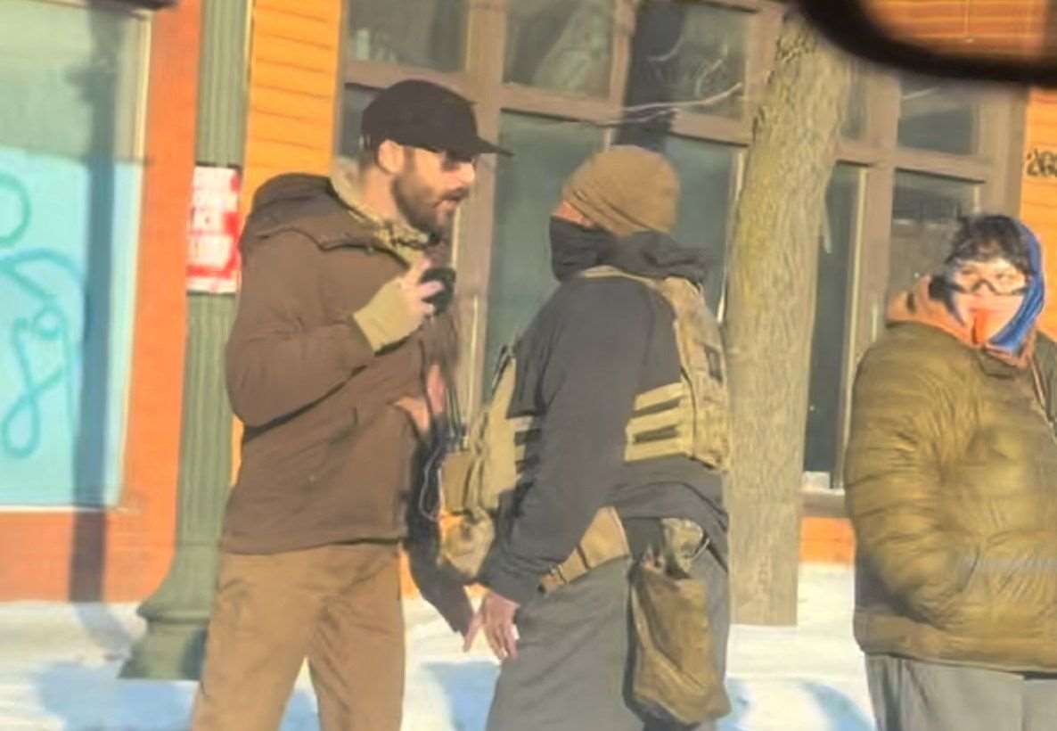 聯邦探員24日上午在明州中西部城市結冰的道路上，與37歲的護理師普雷蒂(Alex Pretti)發生扭打，隨後將他槍殺。圖為普雷蒂遭槍擊前被執法人員逼退。