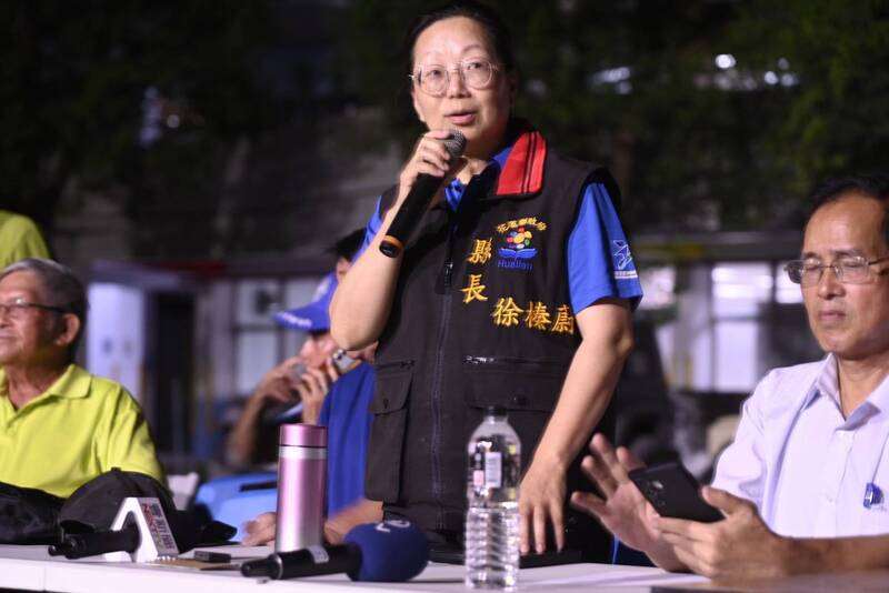 花蓮縣長徐榛蔚(中)。 (圖：中央社檔案照)