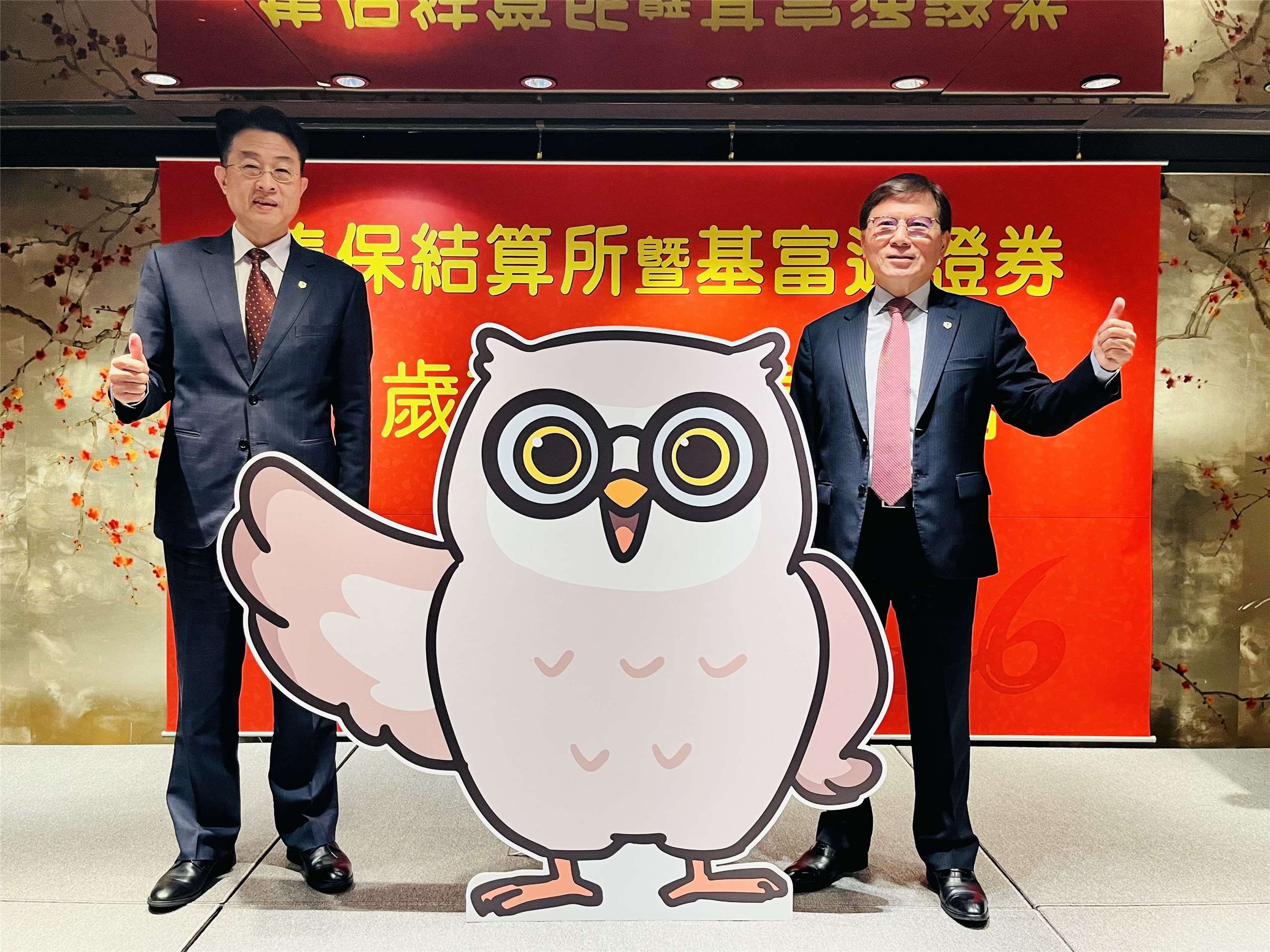 集保結算所董事長林丙輝(右)看好2026年集保市值有望再進一步擴大，主要是因為近幾年，國人透過複委託的方式投資海外相當積極，再加上海外資產陸續回流，集保的跨境保管服務也可望進一步成長。(陳林幸虹 攝)