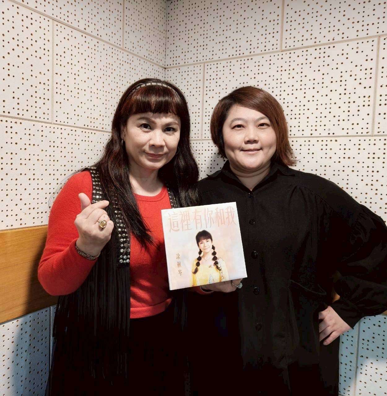 飛揚歌手的初心：凃佩岑與那首凝結時光的〈這裡有你和我〉