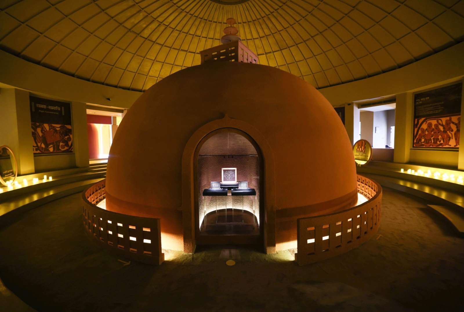 與佛陀有關的古代珍貴寶石3日在印度首度展出。(FB@Narendra Modi)