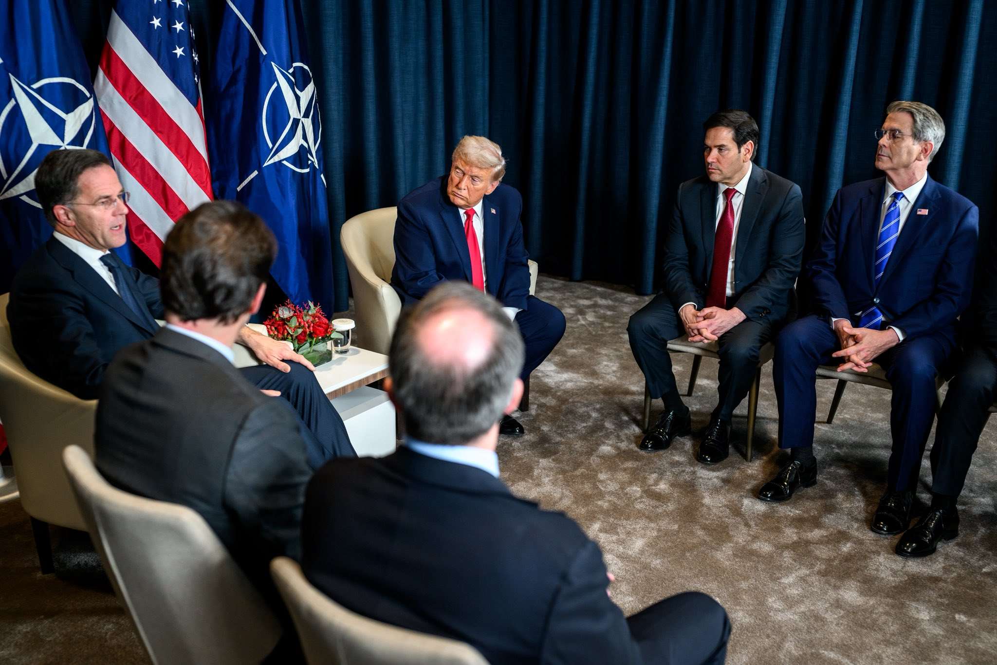 美國總統川普(Donald Trump)21日在瑞士和北約秘書長呂特(Mark Rutte)會談。 (圖:X@WhiteHouse)