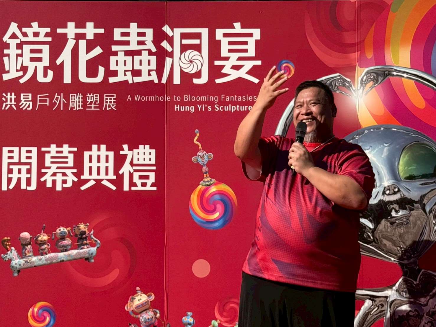 藝術家洪易出席開展記者會，歡迎大小朋友和雕塑作品展開與自己內在的對話。(史博館提供)