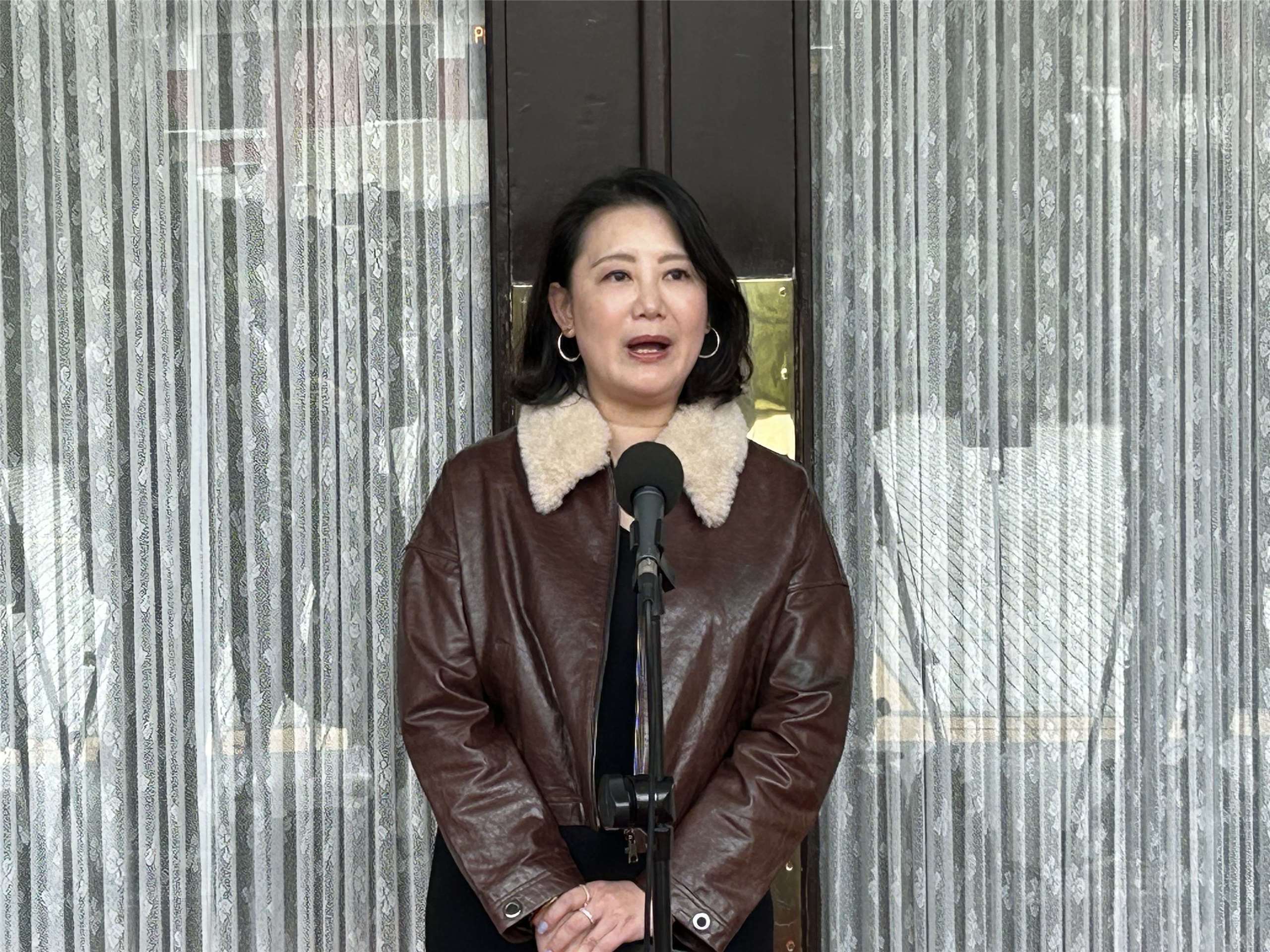 立法院(30日)召開本會期最後一次院會，民眾黨團自提的規模新台幣4,000億元國防特別條例列入報告事項議程，但未把政院版國防特別條例列入議程。兼任民進黨政策會執行長的立委吳思瑤表示，每個版本都應被平等討論，並無大小之分，朝野應就修法條文直球對決，勿丟包政院版國防特別條例。(趙婉淳 攝)