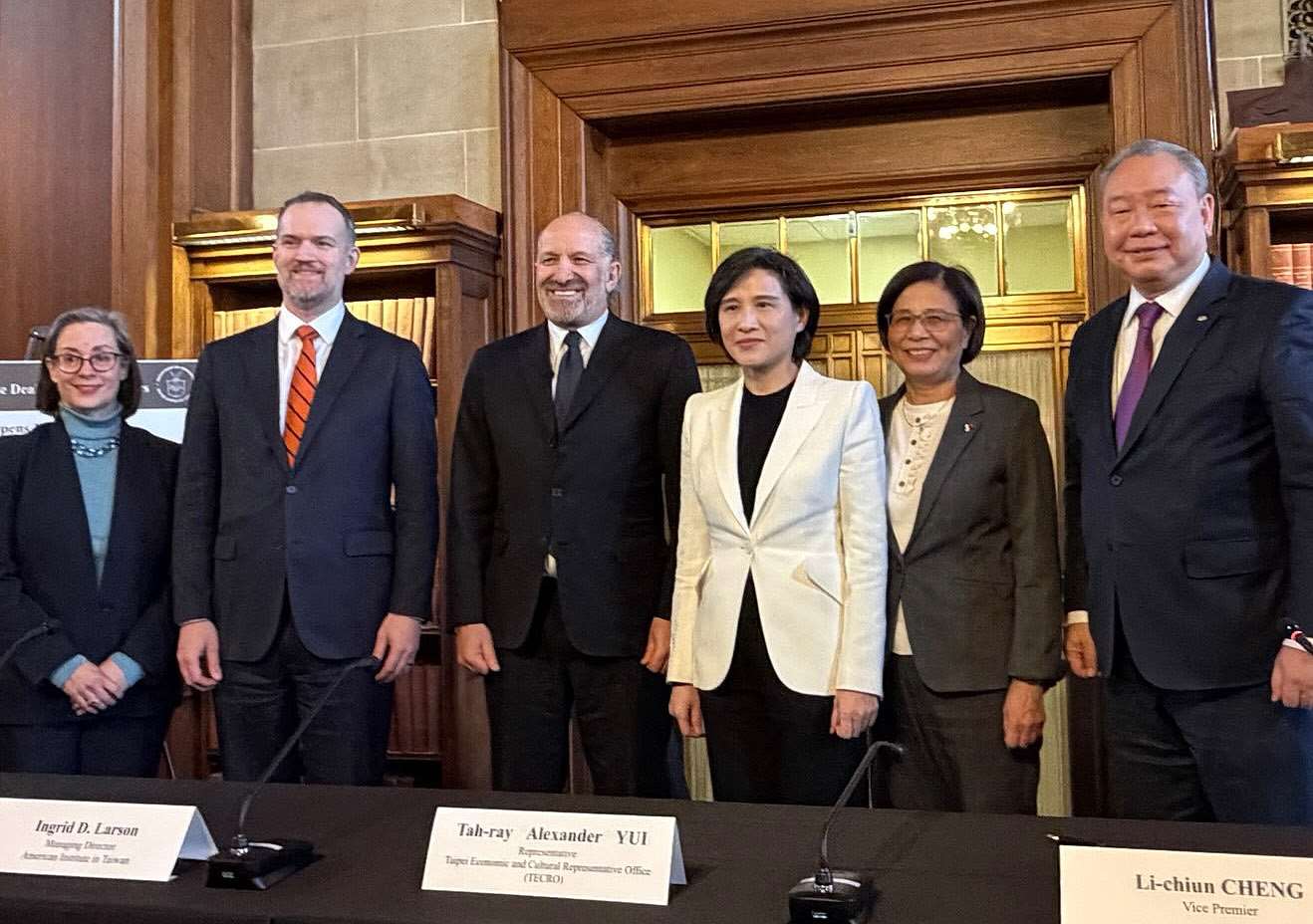 台美關稅談判在美東時間15日結束總結會議，雙方達成包括「台灣對等關稅調降為15%且不疊加，以及半導體及半導體衍生品等232關稅取得最優惠待遇等。圖左起為美國在台協會(AIT)執行理事藍鶯、美國貿易代表署代表葛里爾、美國商務部長盧特尼克、行政院副院長鄭麗君、政務委員楊珍妮、駐美代表處代表俞大㵢。(行政院提供)