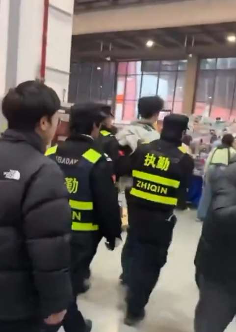 中日關係緊張之際，一名男子昨天在蘇州動漫展扮演「我的英雄學院」的角色，旋遭在場人士反制，還被多名保安押出場。(圖擷取自threads@ziyoufujian)