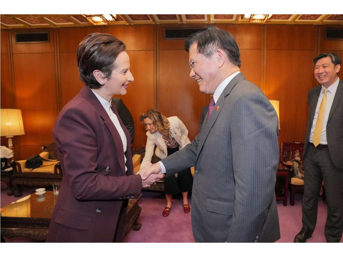 外交部長林佳龍(前右)13日設宴款待加拿大聯邦眾議員訪團，與團長蘭絲蔓(Melissa Lantsman，左)握手寒暄 (圖取自林佳龍臉書)