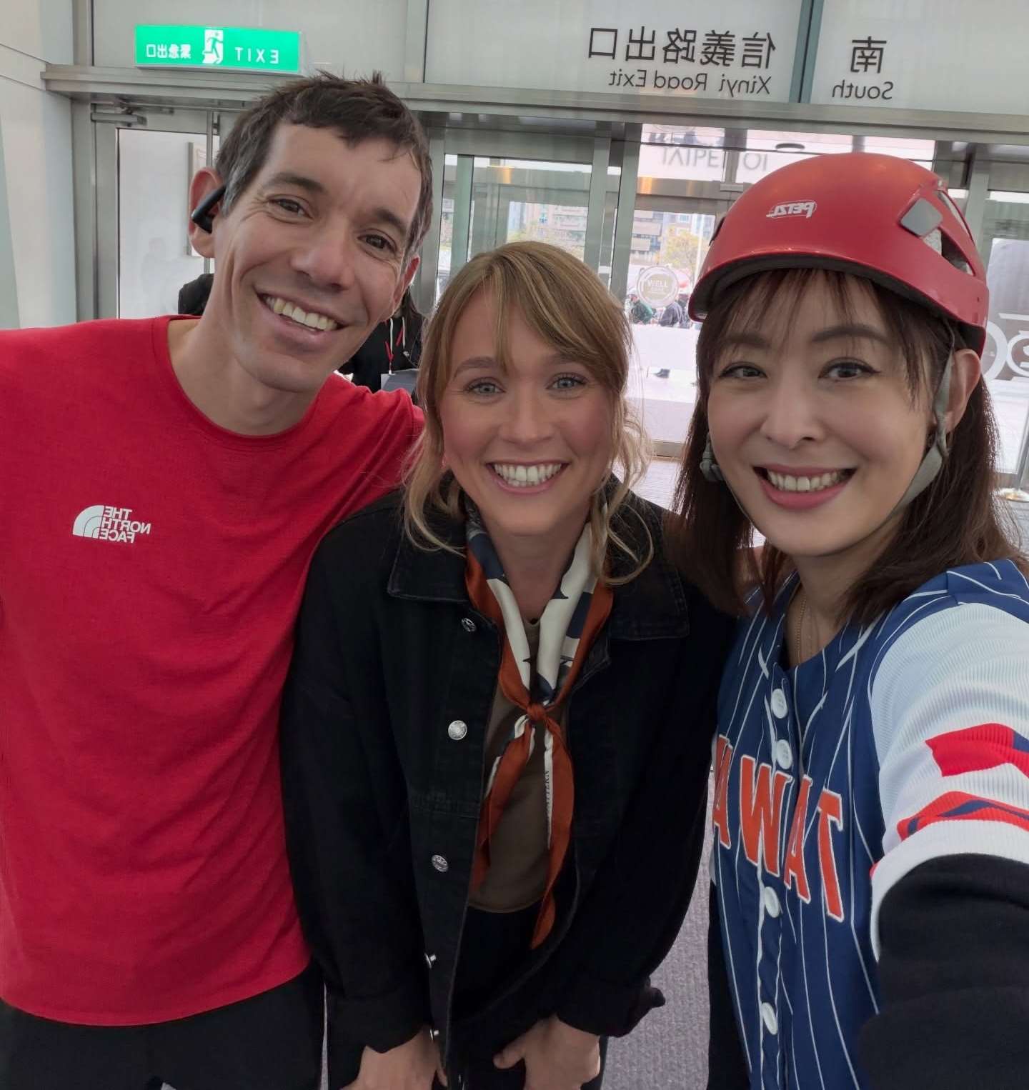 台北101董事長賈永婕26日(右)在個人社群媒體上分享拍板同意霍諾德攀爬台北101的決策背後想法，並放上她與霍諾德及其老婆桑妮在攀爬前的合照。(FB@賈永婕的跑跳人生)