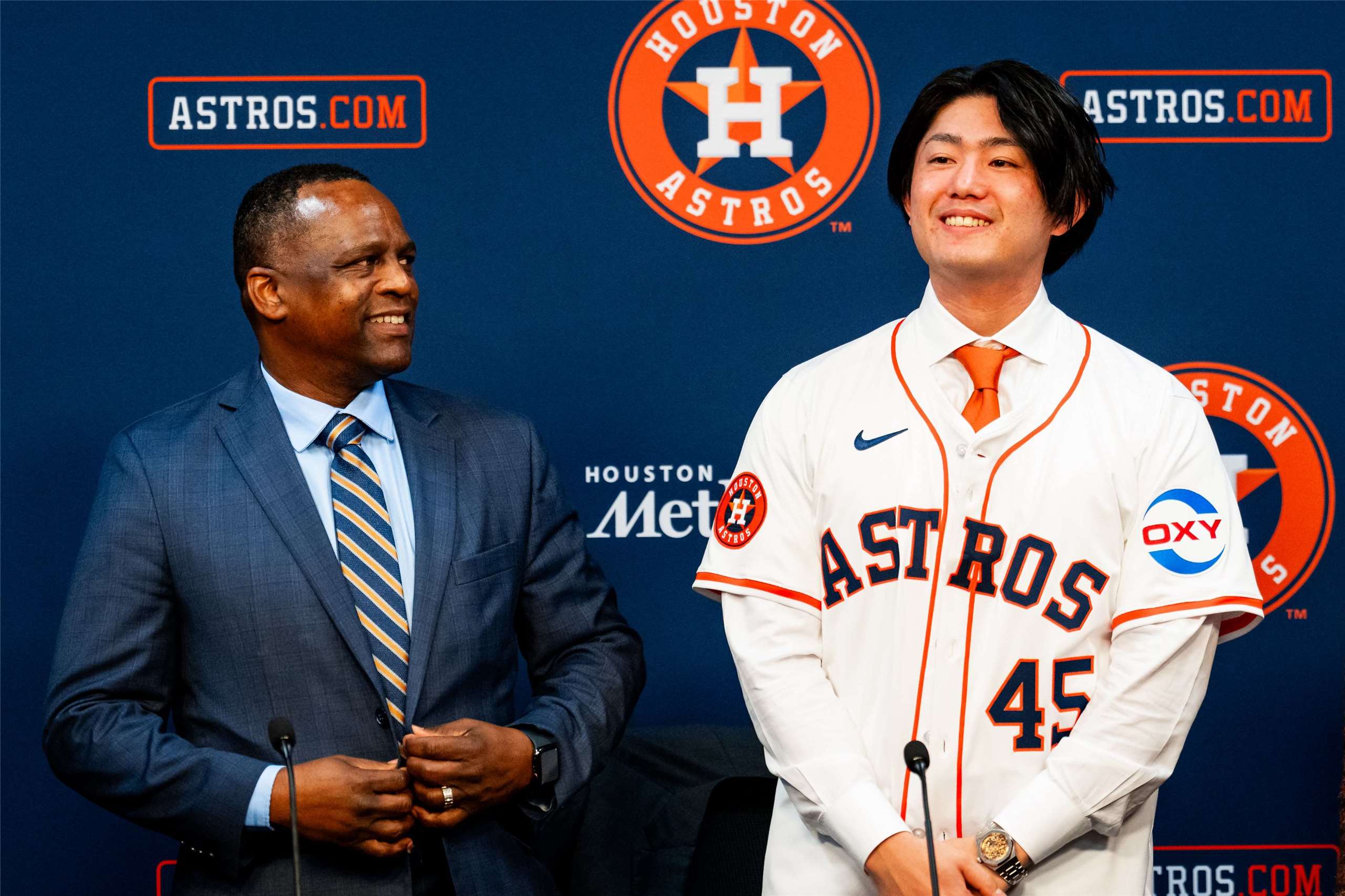 日本投手今井達也(右)5日正式加盟美國職棒休士頓太空人隊(Houston Astros)。 (圖:X@astros)